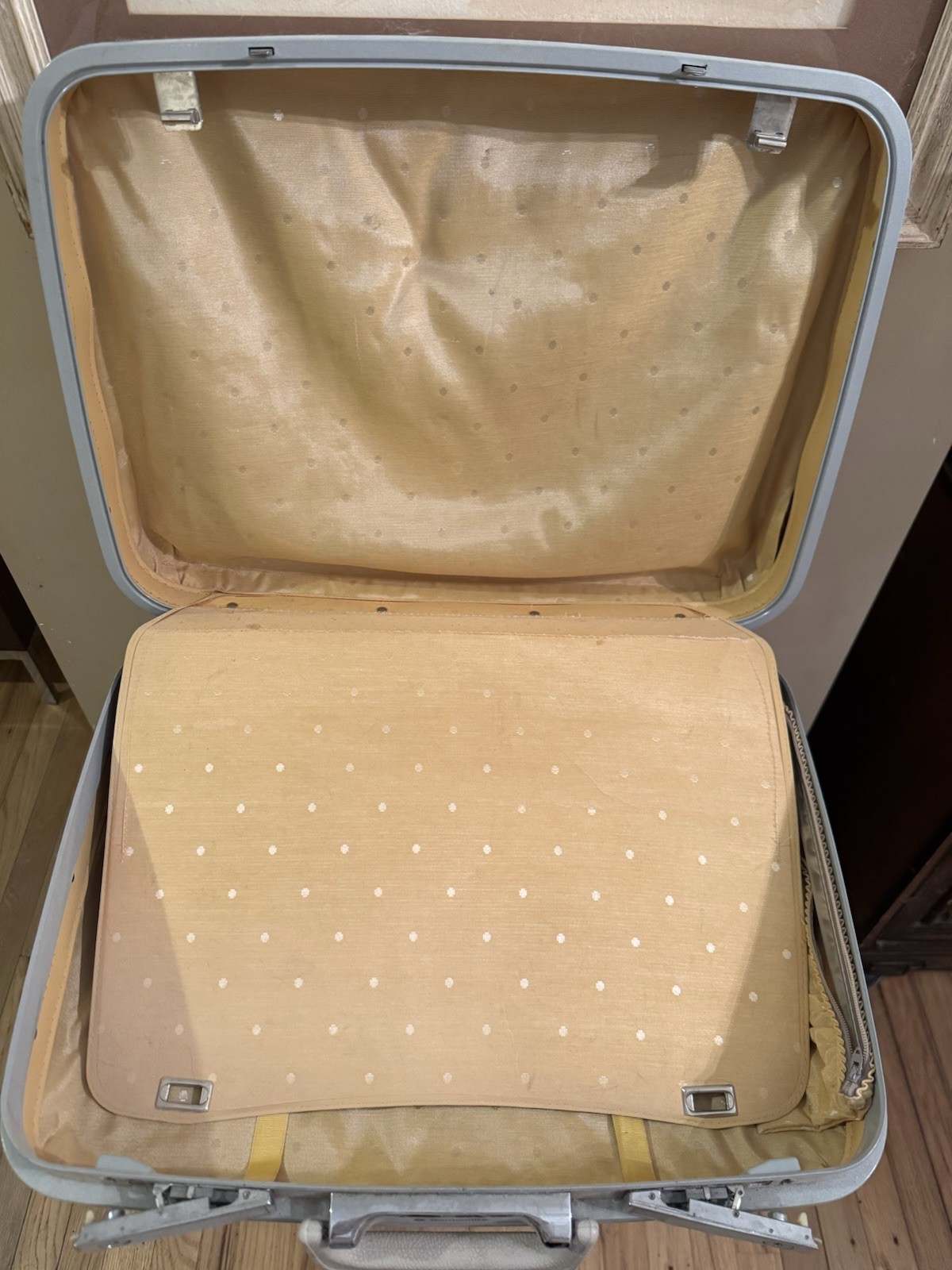 Vintage Samsonite Silhouette Suitcase White Hard Shell Luggage 20” x 16” x 7”