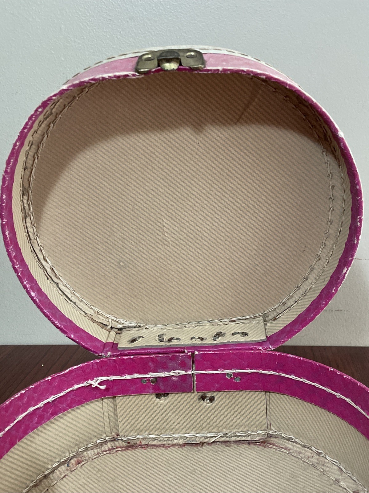 VTG 1950’s Round Pink Child’s Travel Case Bear Going On A Train