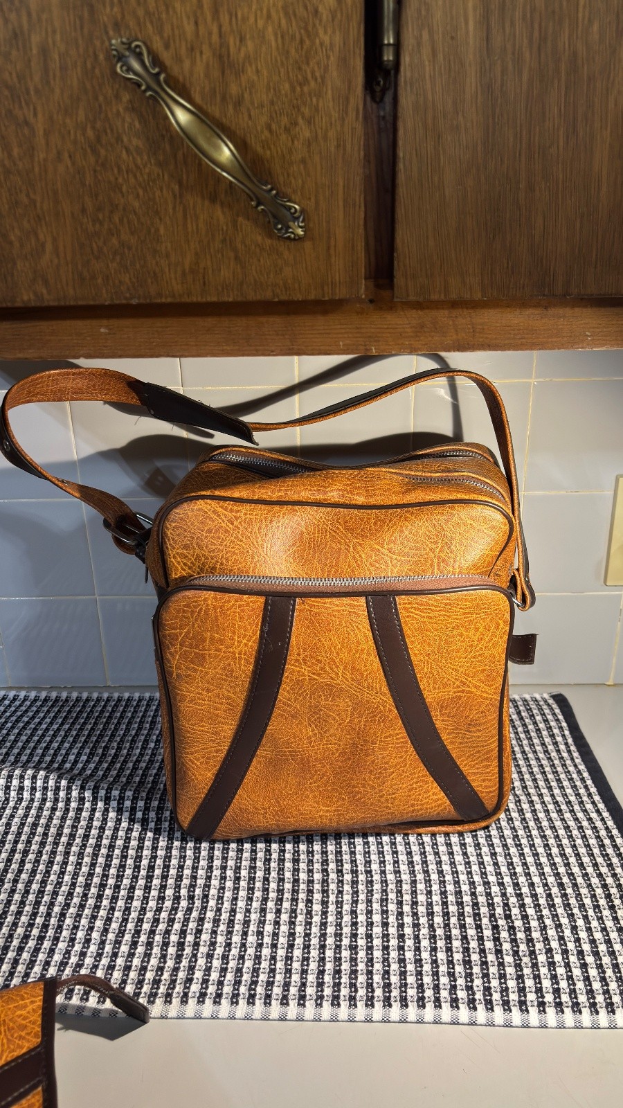 Vintage Tan Faux Leather Shoulder Overnight Bag With Matching Shave/Makeup Bag