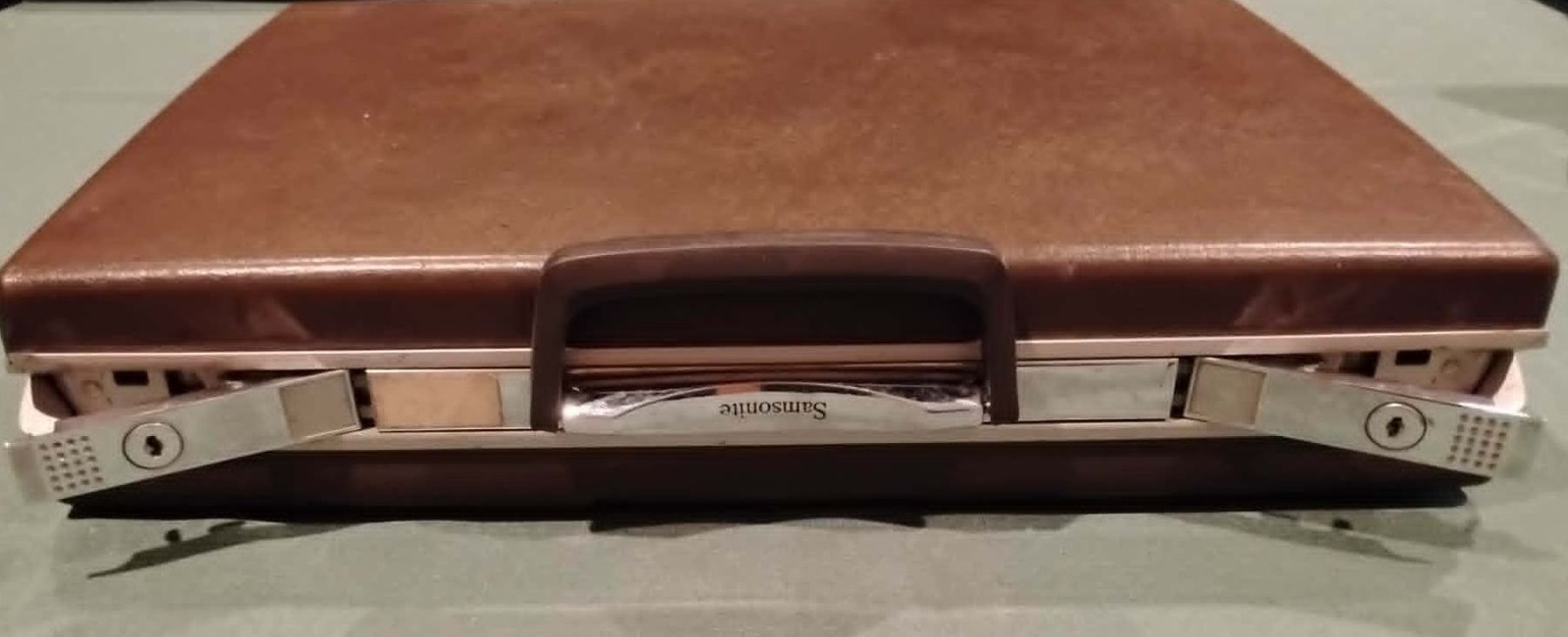 Vintage 1970s Samsonite Briefcase WITH KEY Brown Hard shell Inside Organization