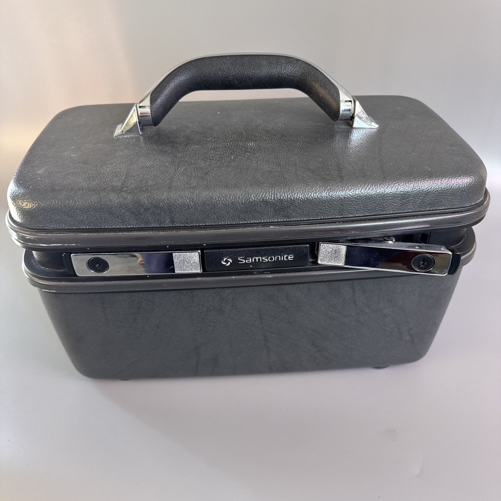 1987 Samsonite Silhouette 4 Hard Shell Gray Cosmetic Makeup Travel Train Case