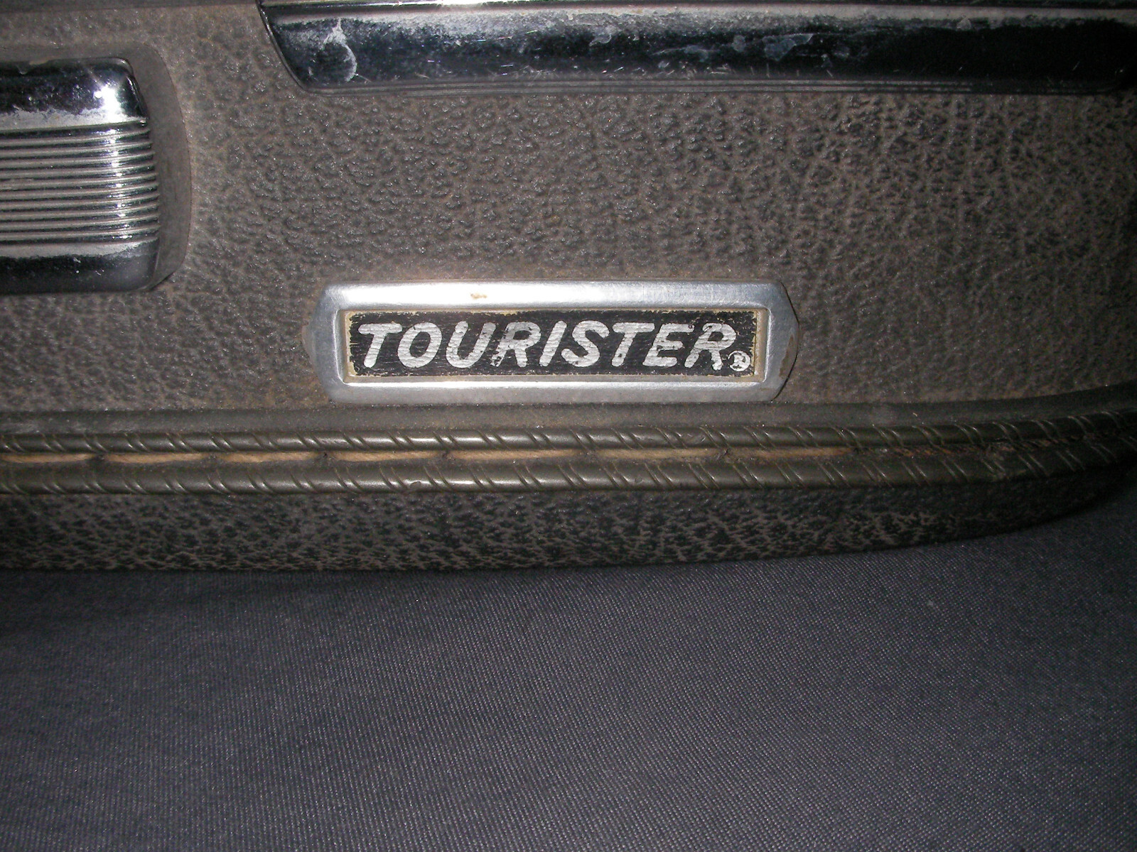 American Tourister Luggage Hard Side Clamshell Charcoal Grey Suit Case w/ keys