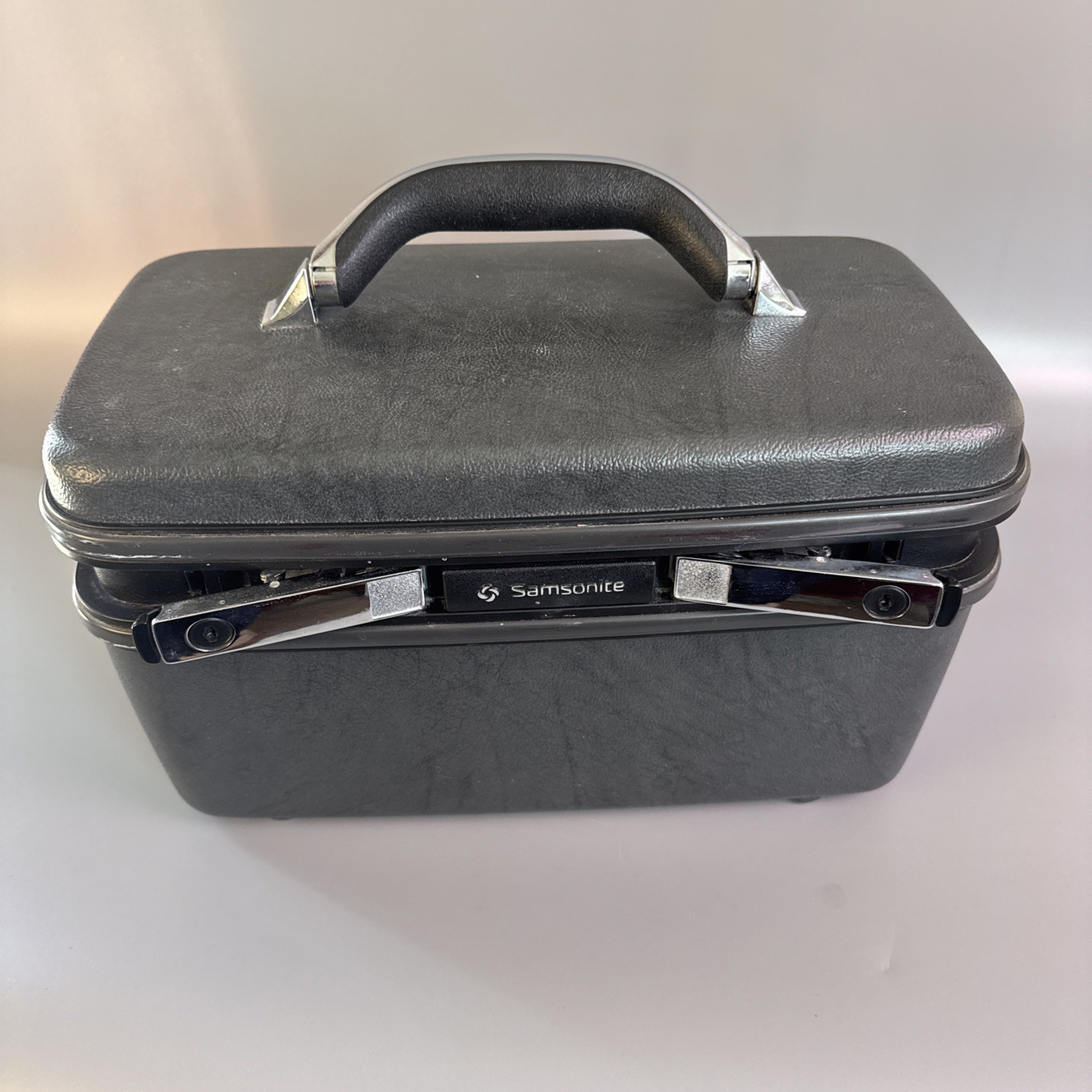 1987 Samsonite Silhouette 4 Hard Shell Gray Cosmetic Makeup Travel Train Case
