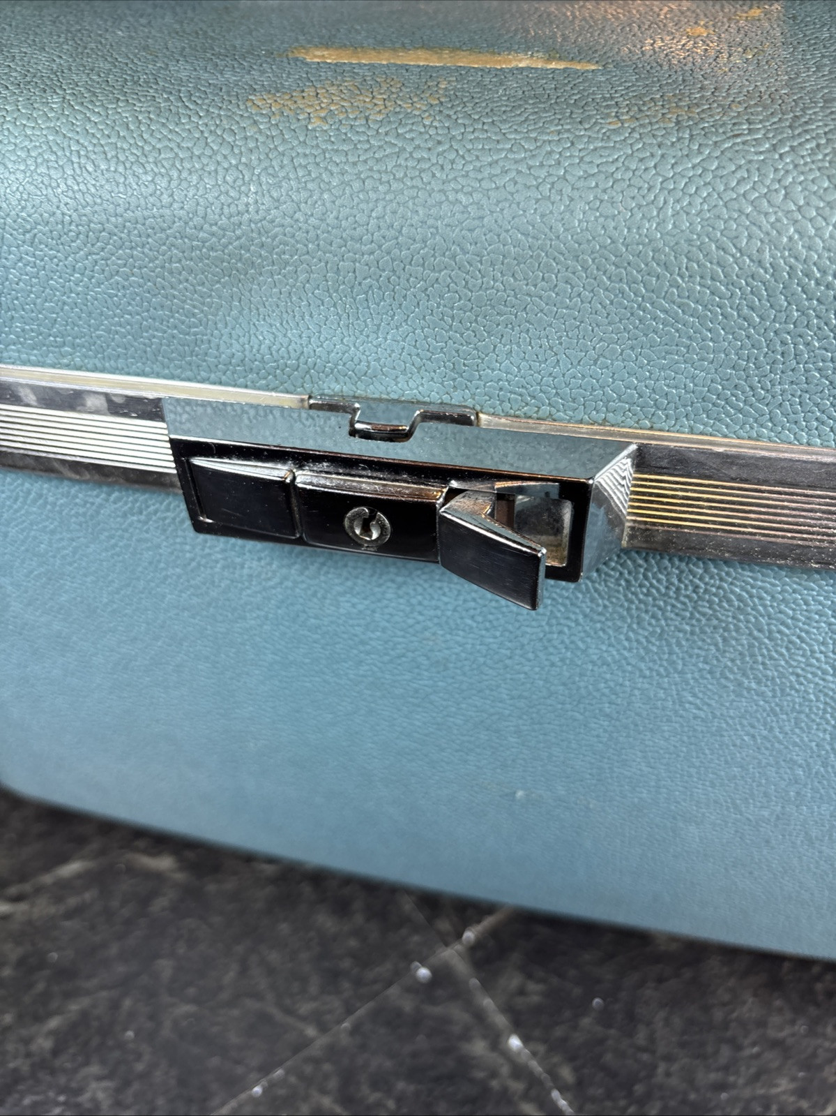 Vintage Oshkosh “None Finer Round The World” 14in Teal Train Makeup Case Luggage