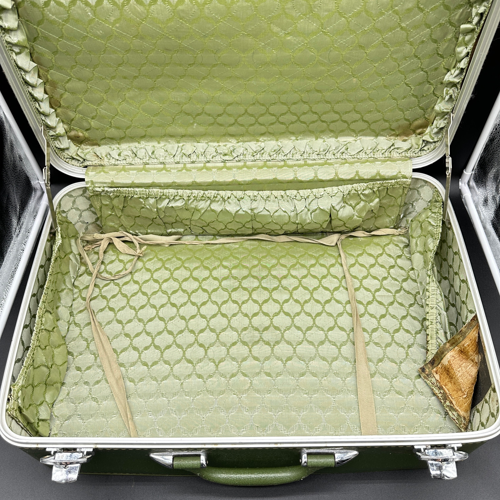 Vintage Amelia Earheart Luggage Green Medium Size Suitcase 23x17x7″