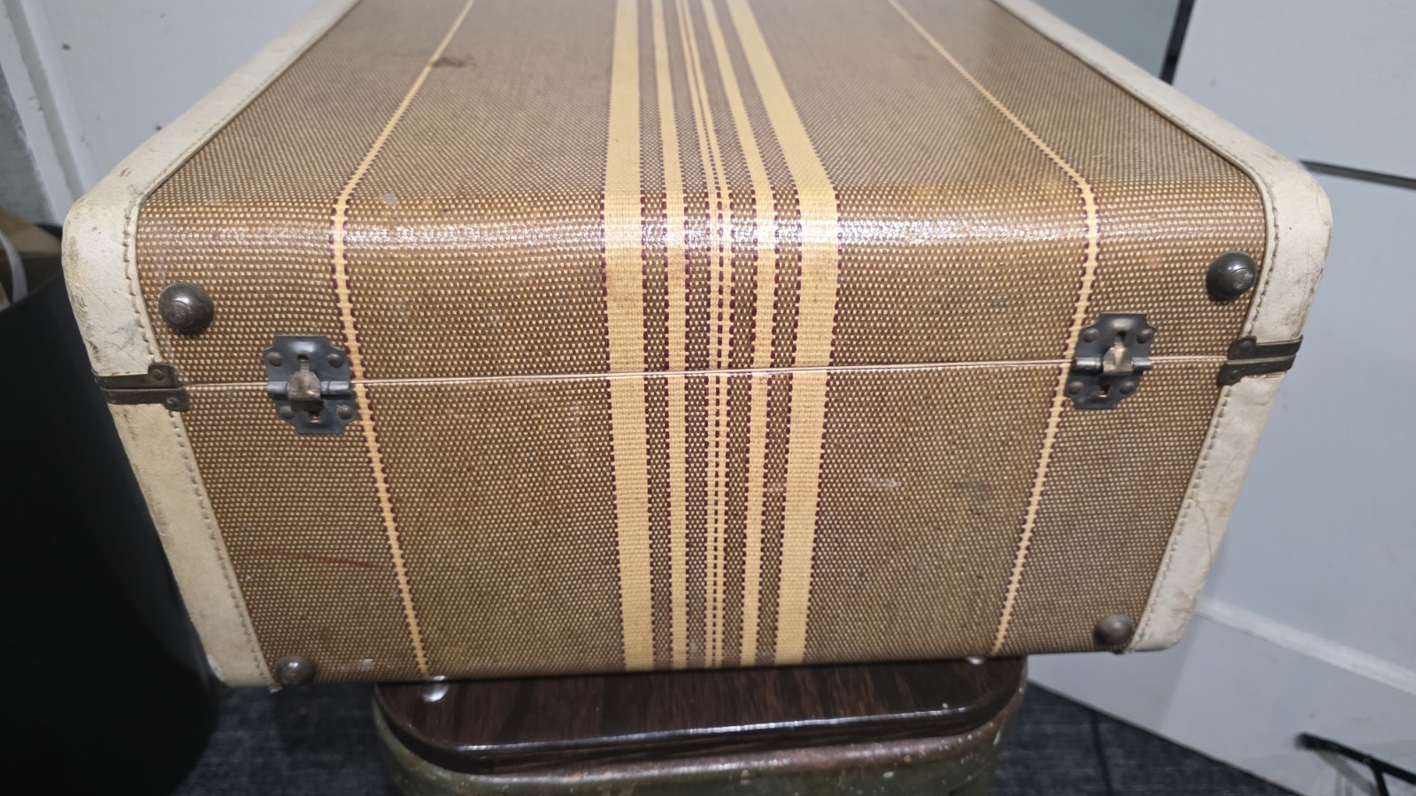 Vintage Tweed 18×18″ Suitcase CA Taylor Trunk Works Chicago, Made, Leather Trim