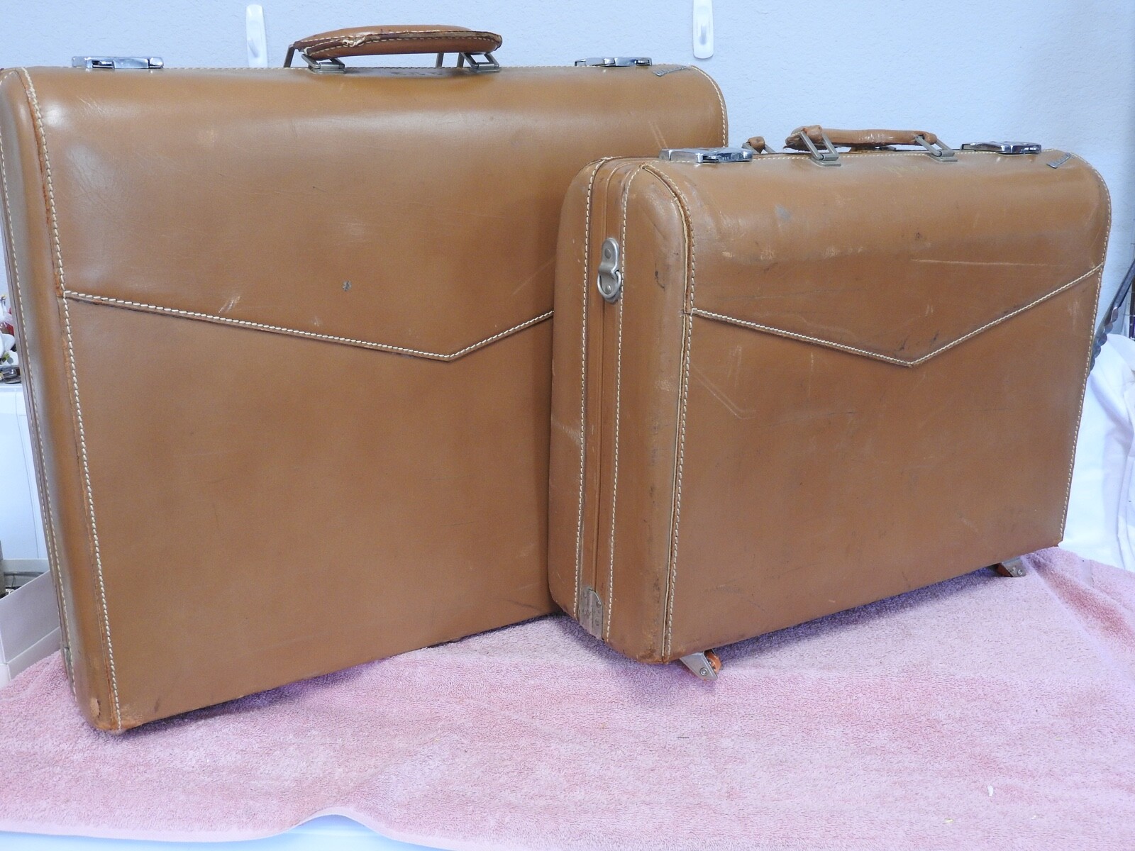 2 Vtg Wheary Butterscotch Leather Suitcases – 24″ Colonel & 20″ Little Colonel