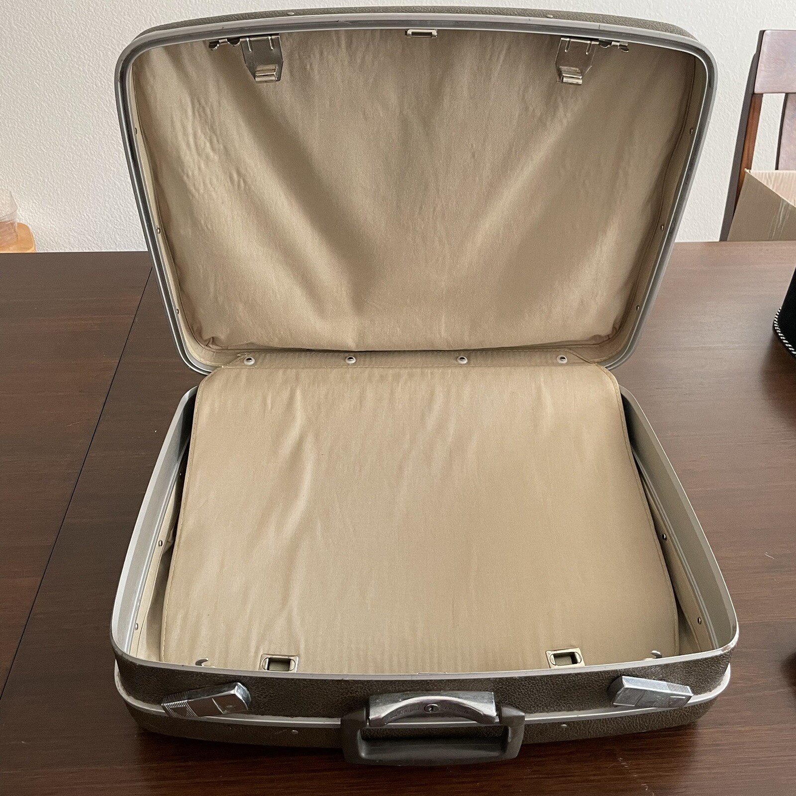 Vintage Royal Traveller hard case shell luggage suitcase brown 18.5×17″ medium