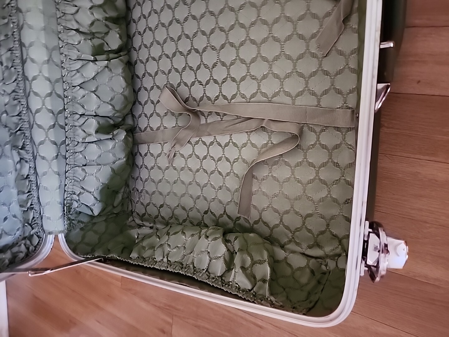 Amelia Earhart Avocado Green Suitcase Very Rare, 27 x 18 x 8 On Wheels. No Key