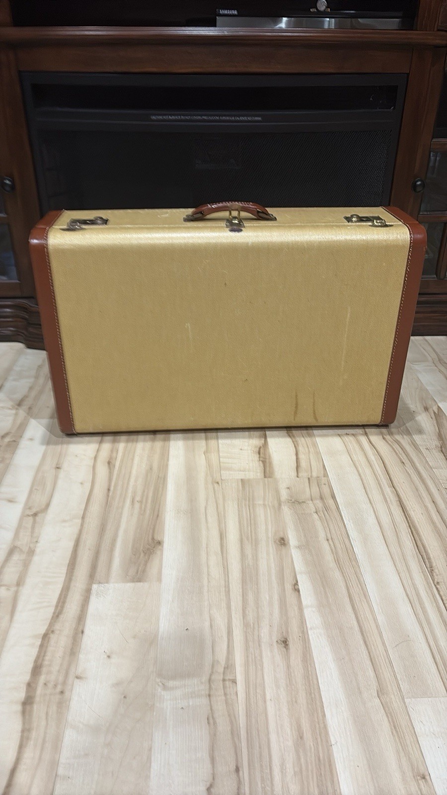 Towne USA Vintage Leather Luggage Suitcase Irish Linen Lining, 26 x15x8 Inches