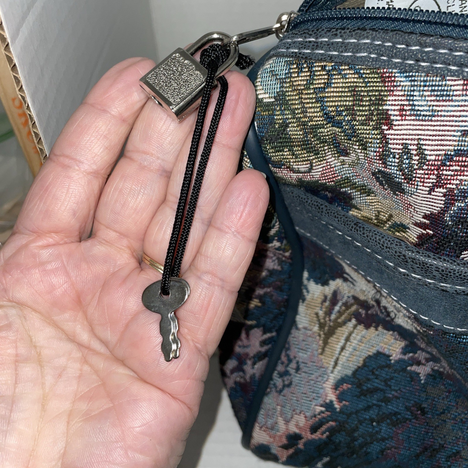 Vintage Atlantic Crossbody Overnight CarryOn Travel Floral Tapestry Suitcase Key