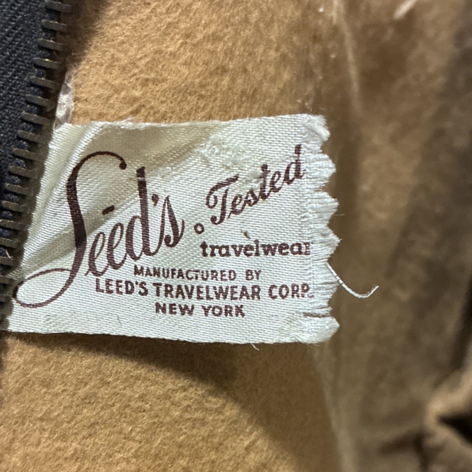 Leed’s Travelwear Plaid Duffle Bag Canvas Leather Black Red Extra Compartments