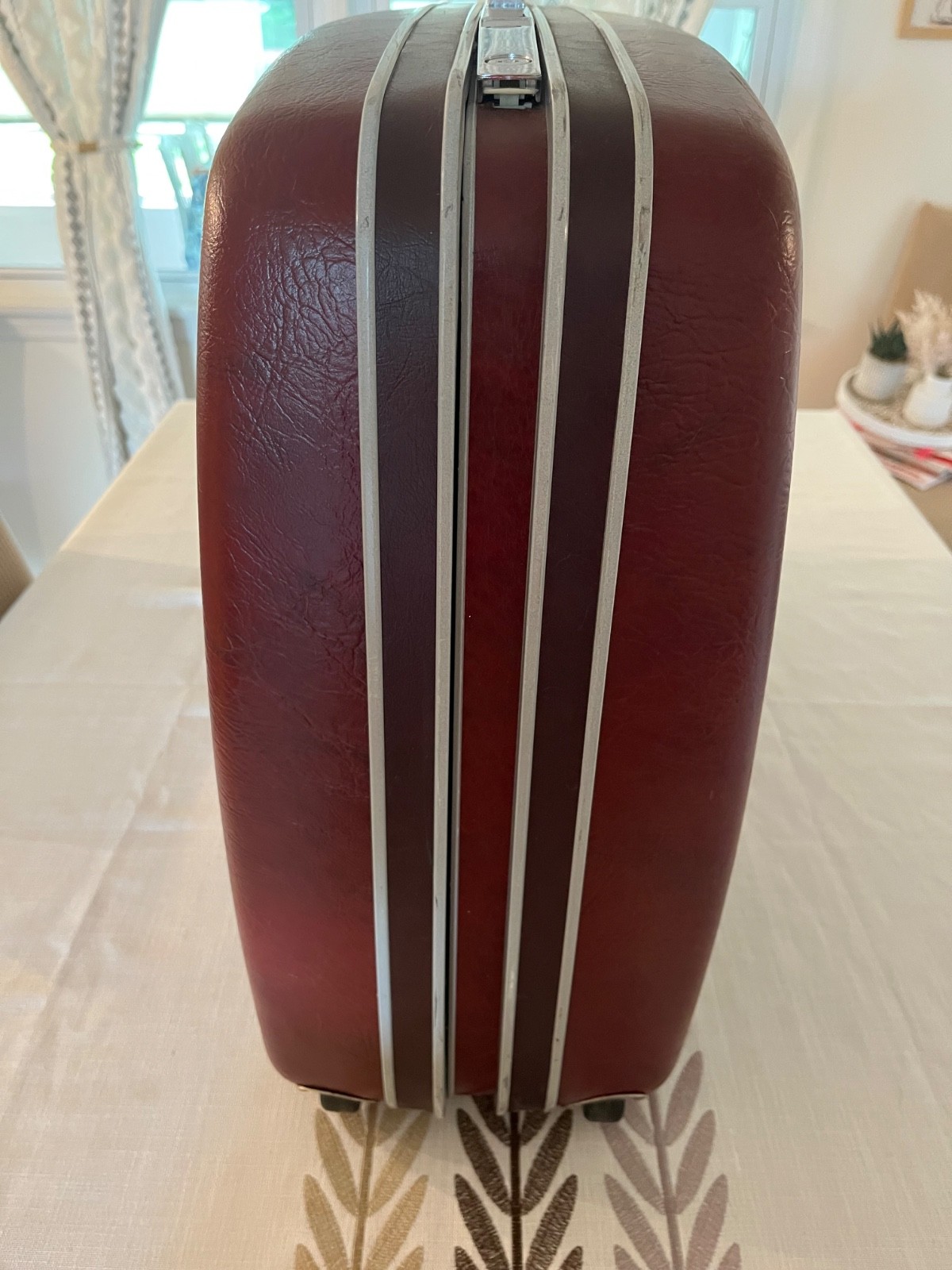 vintage Large Samsonite Hard shell Burgundy Suitcase (NO KEY)