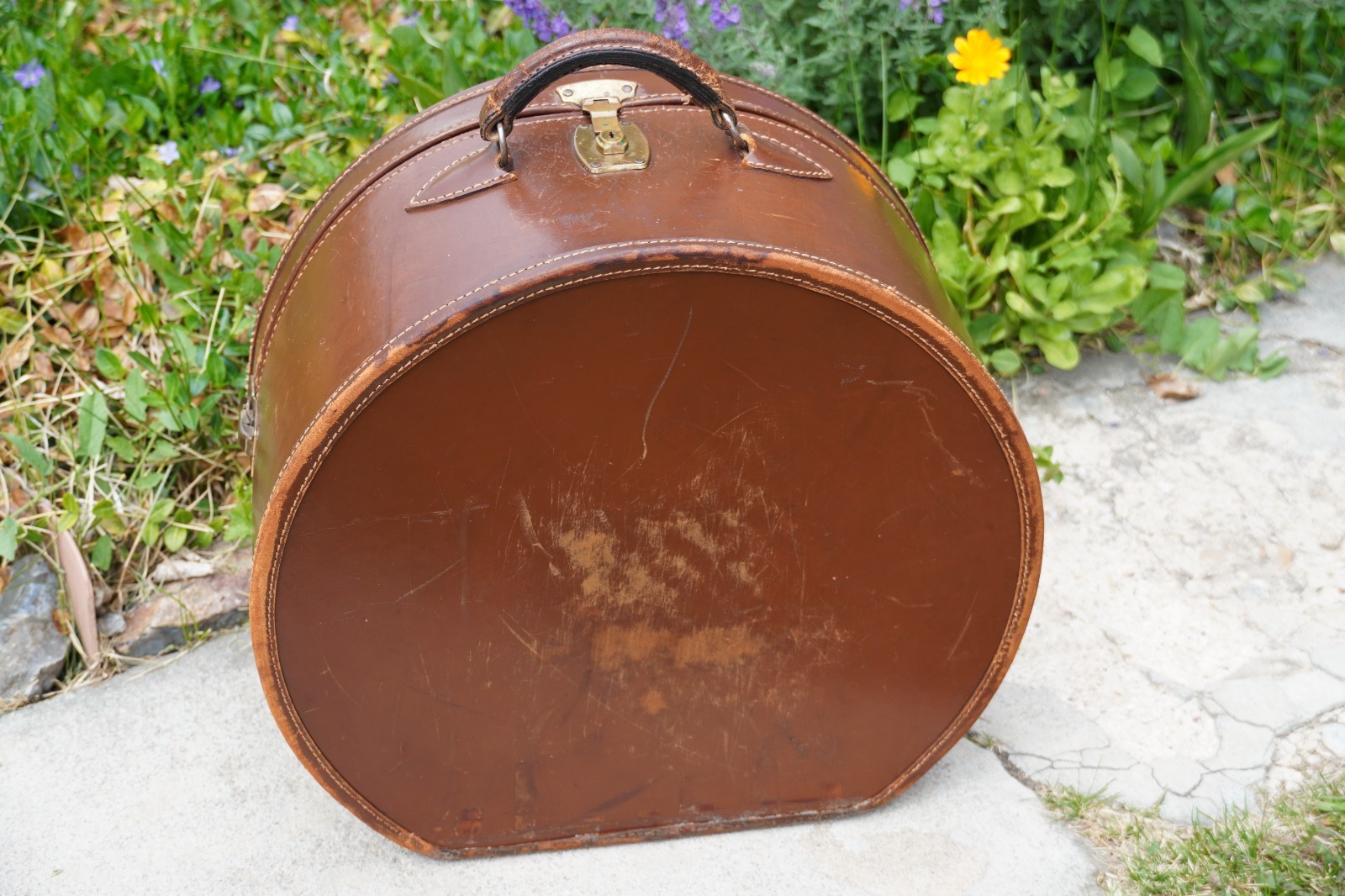 Vintage Early 1900’s Brown Leather Circular Train Carrying Case 17″x16″