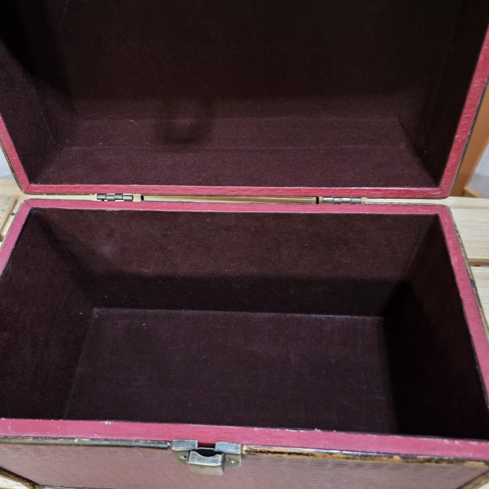 Vtg 50’s Train Case Makeup/Sewing/Stash Box Faux Alligator Vanity Cosmetic Lined