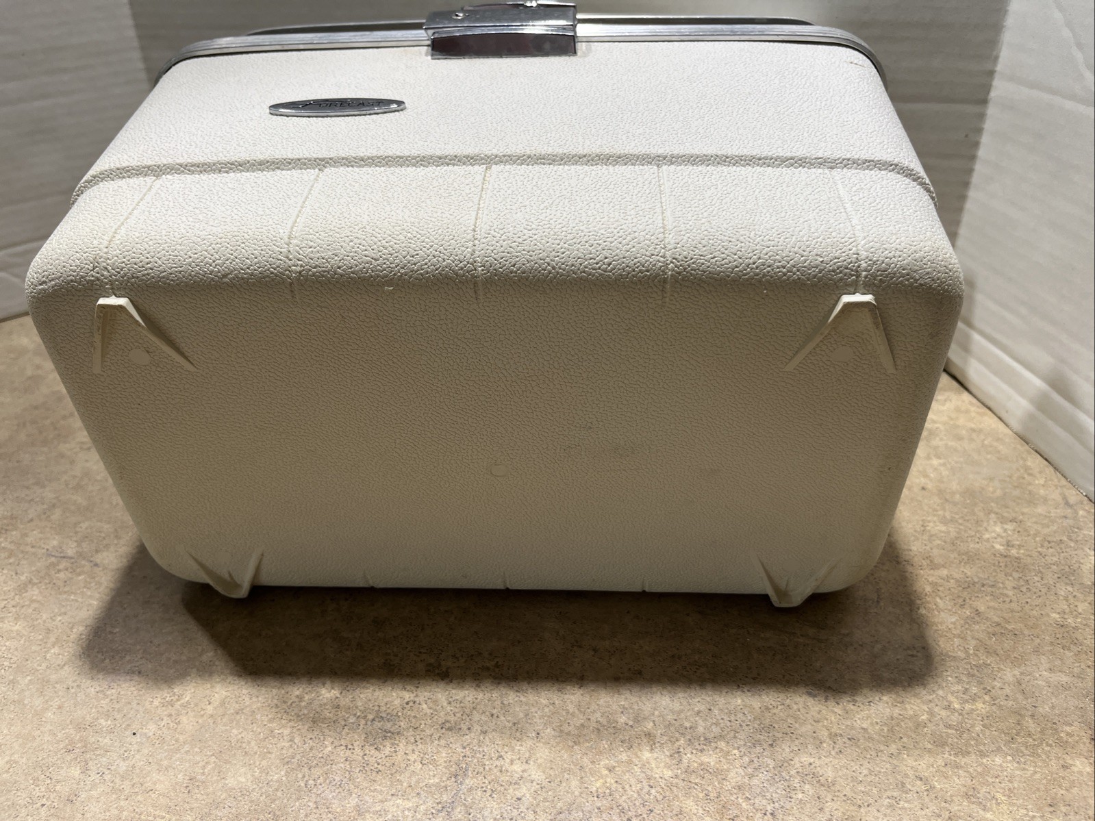 Vintage Sears Forecast luggage Train Makeup Case White No Key Some Yellowing.