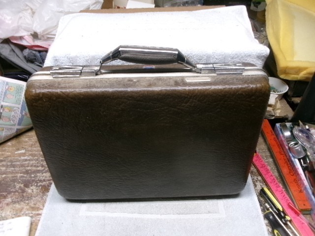 ** Vintage = AMERICAN TOURISTER – Hard Shell – ATTACHE BRIEFCASE – BROWN **