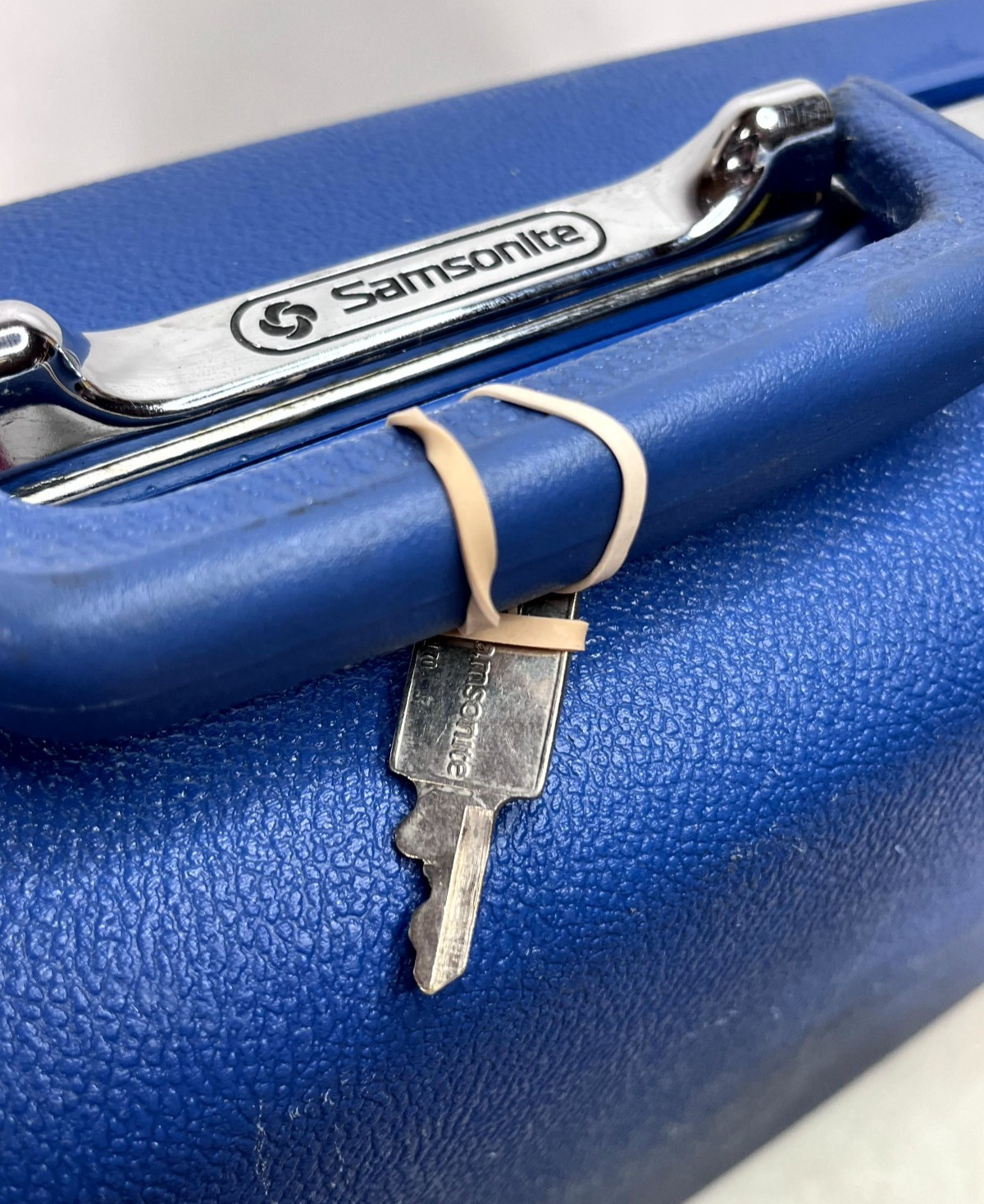 Vintage Samsonite Concord Blue Hard Shell Suitcase Locking Key 20x16x6 W/ Key