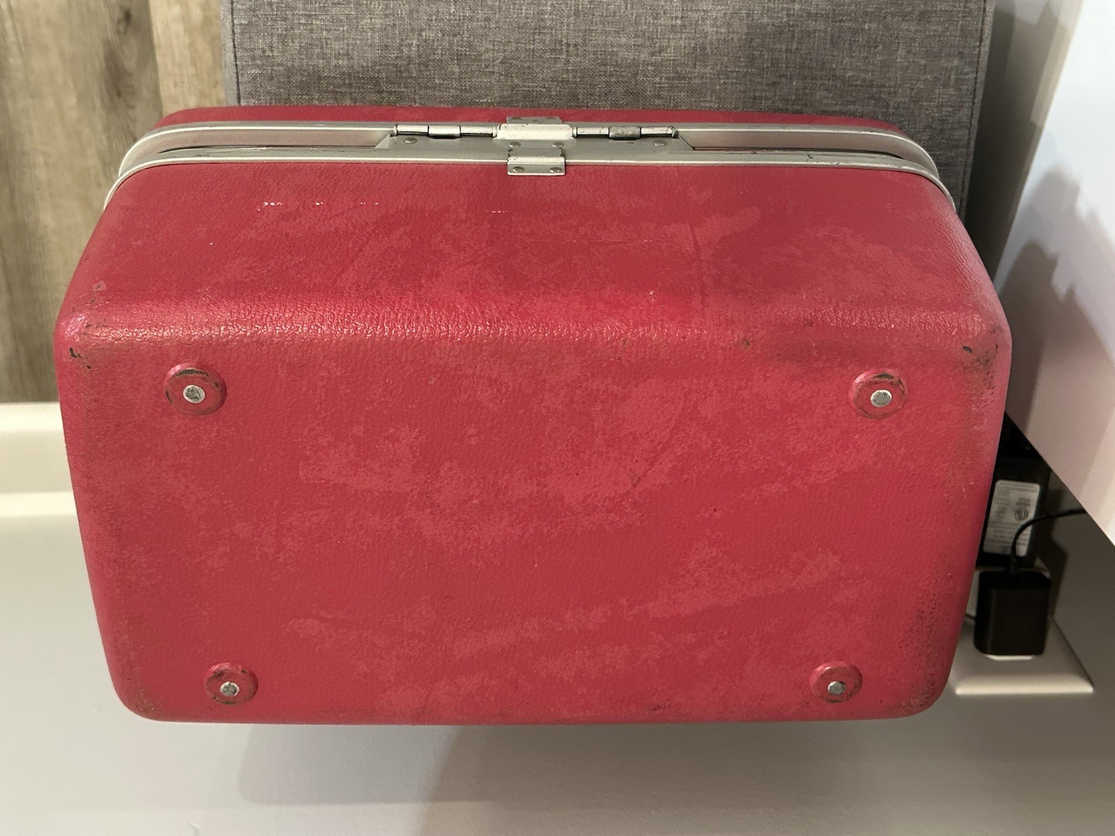 Vintage SAMSONITE Royal Traveler Medalist Red