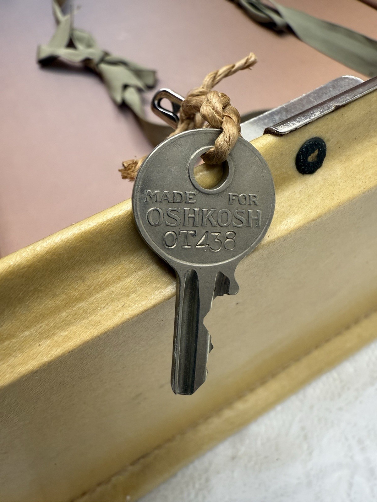 Rare Oshkosh Suitcase With Wooden Hangers, Key & Suitcase Cover 23”x18”X8”