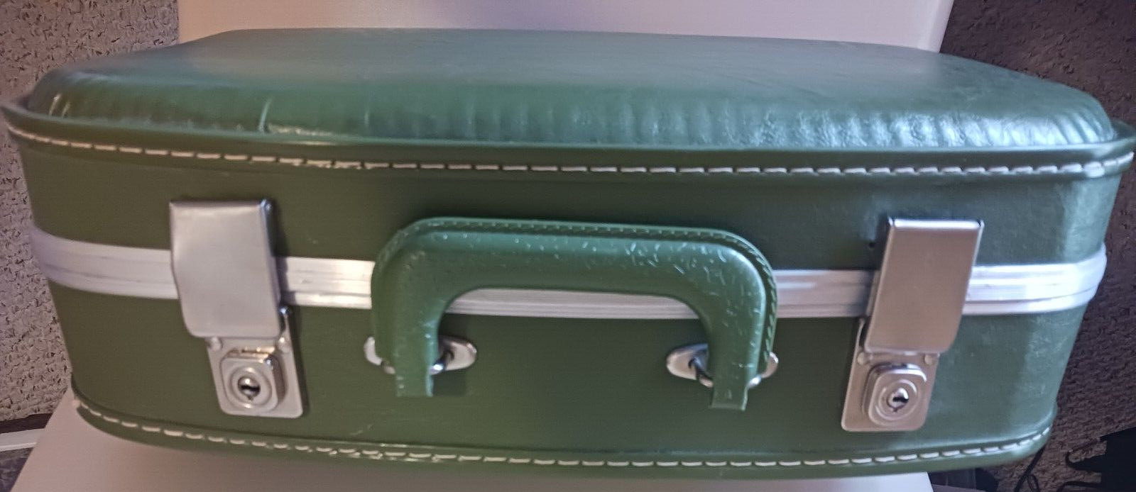 UN BRANDED GREAT ! VINTAGE 17 X 13 X 5 ” TALL OLIVE GREEN SUITCASE