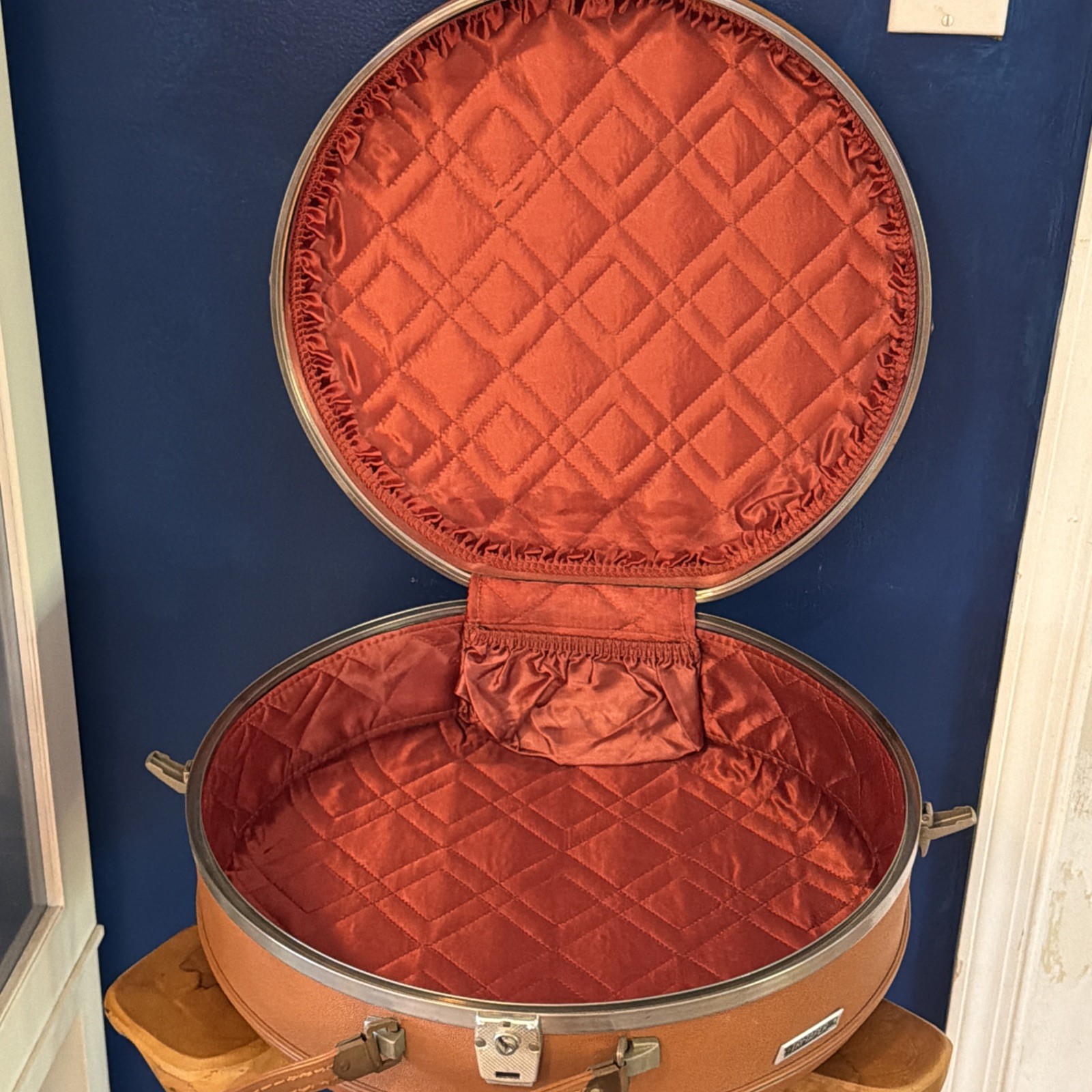 Vintage American Tourister Tiara Round Luggage Hat Suitcase Camel 16”