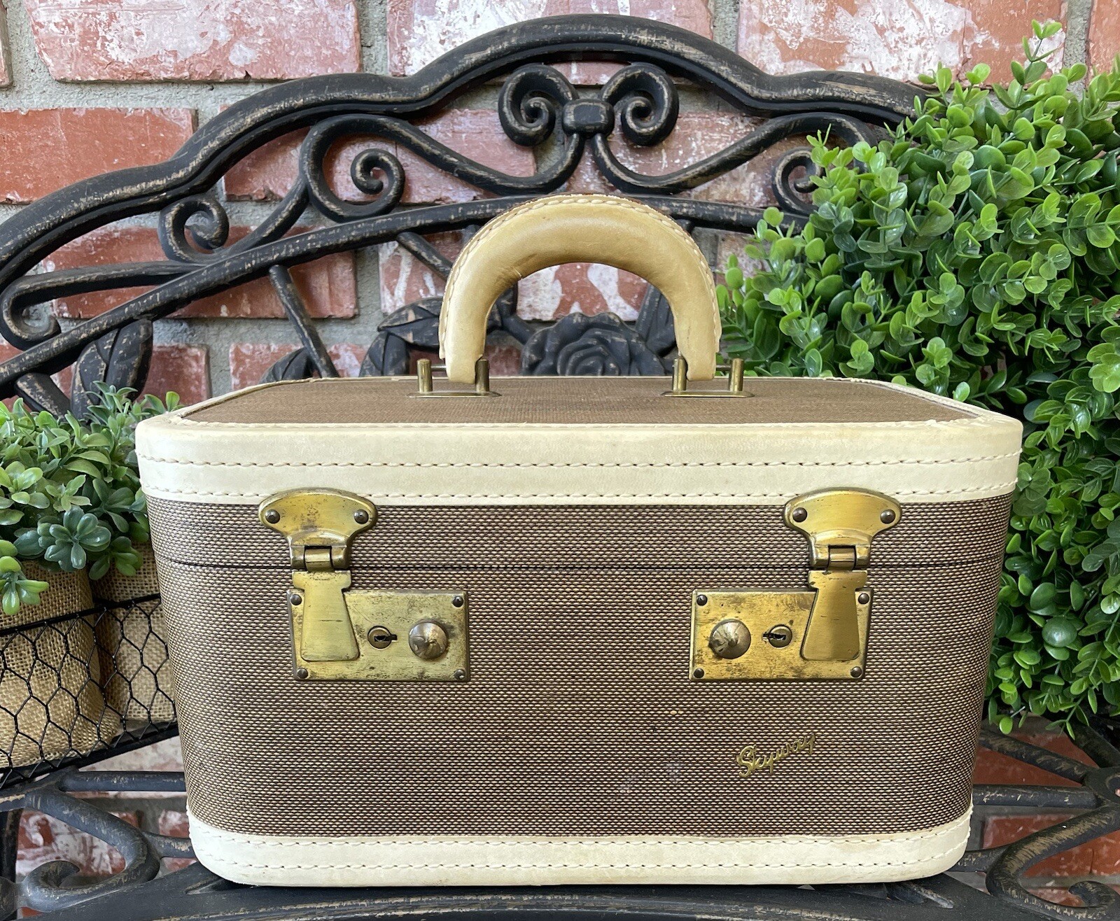 Vintage Skyway Train Case; Tweed/Beige Trim; Burgundy Satin/Tan Int; Mirror/Key