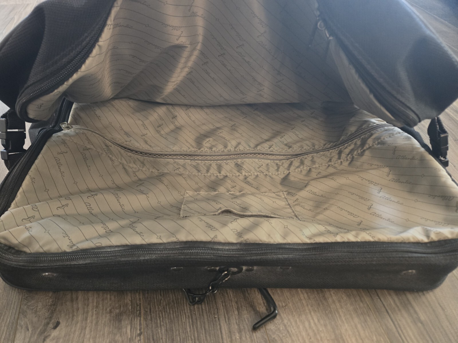 Vintage Atlantic Black Seahorse Hanging Garment Bag Heavy Duty Bi-Fold Luggage