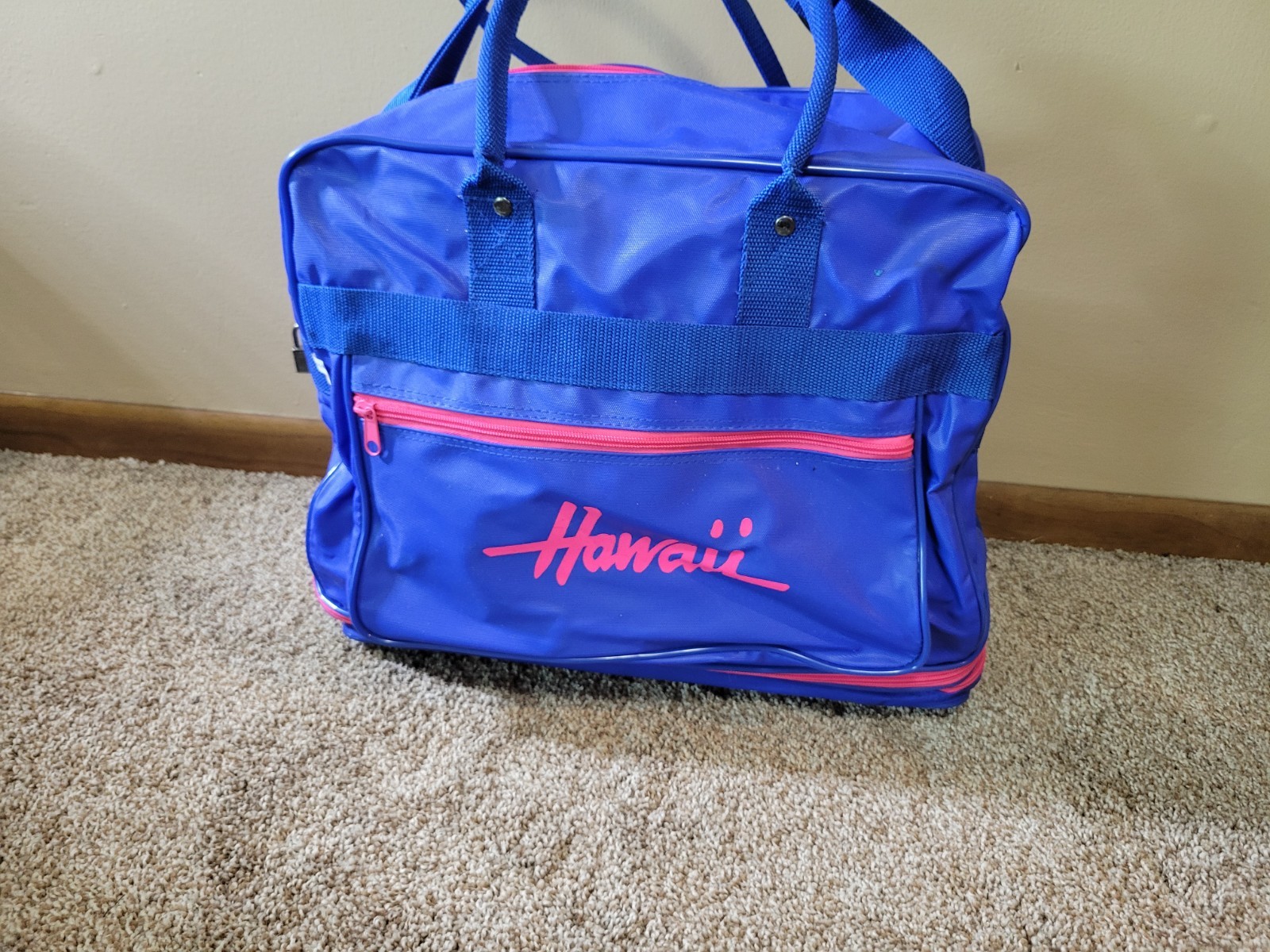 VTG 1970s Retro Embroidered Hawaii Gusseted Travel Bag on Roller Wheels