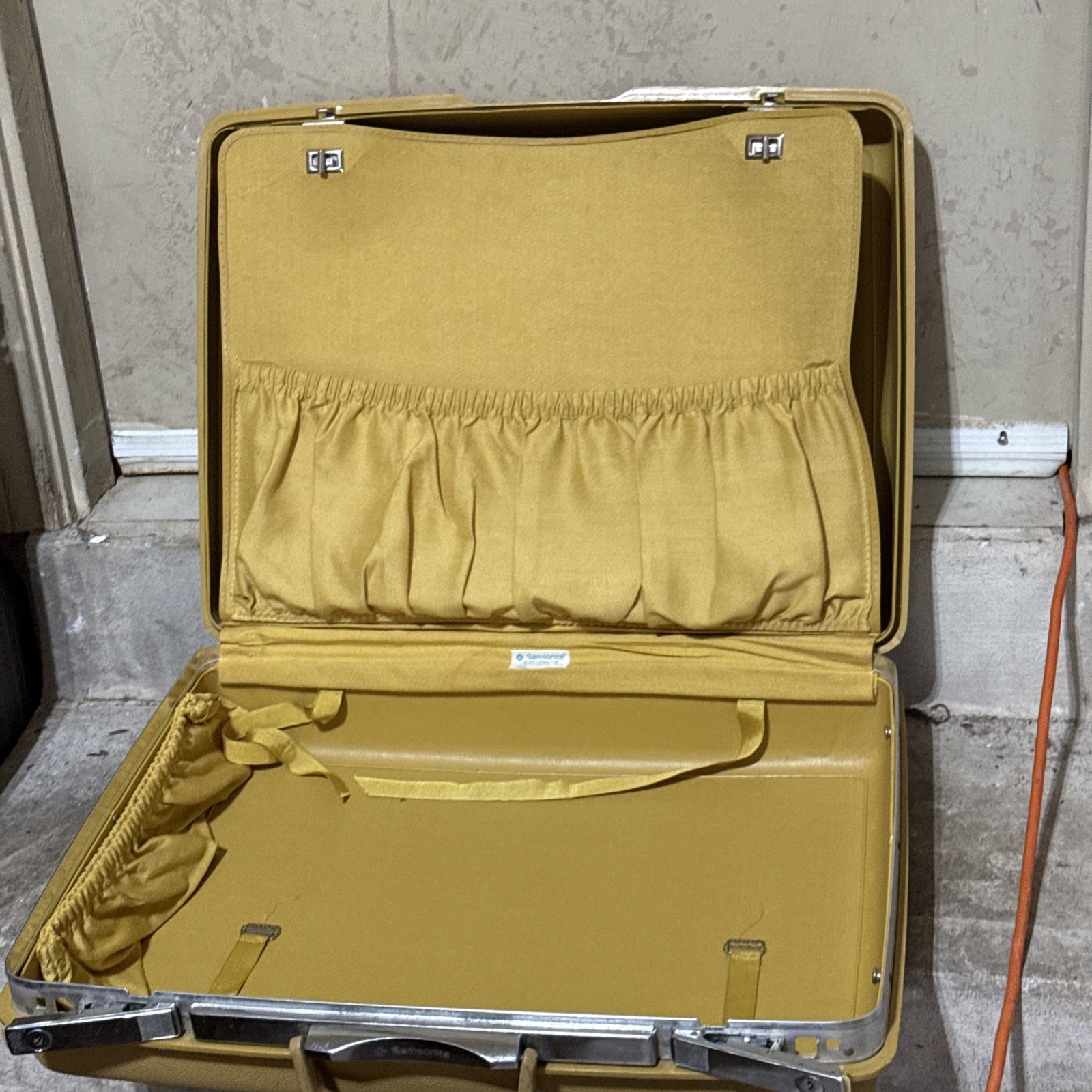 Vintage Royal Traveller Medalist Hard Shell Suitcase Yellow Luggage Samsonite