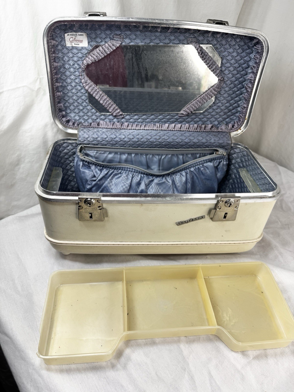 Vtg Wayfarer White Train Case Makeup Luggage Tray & Mirror 15x8x7″ H Hard Shell