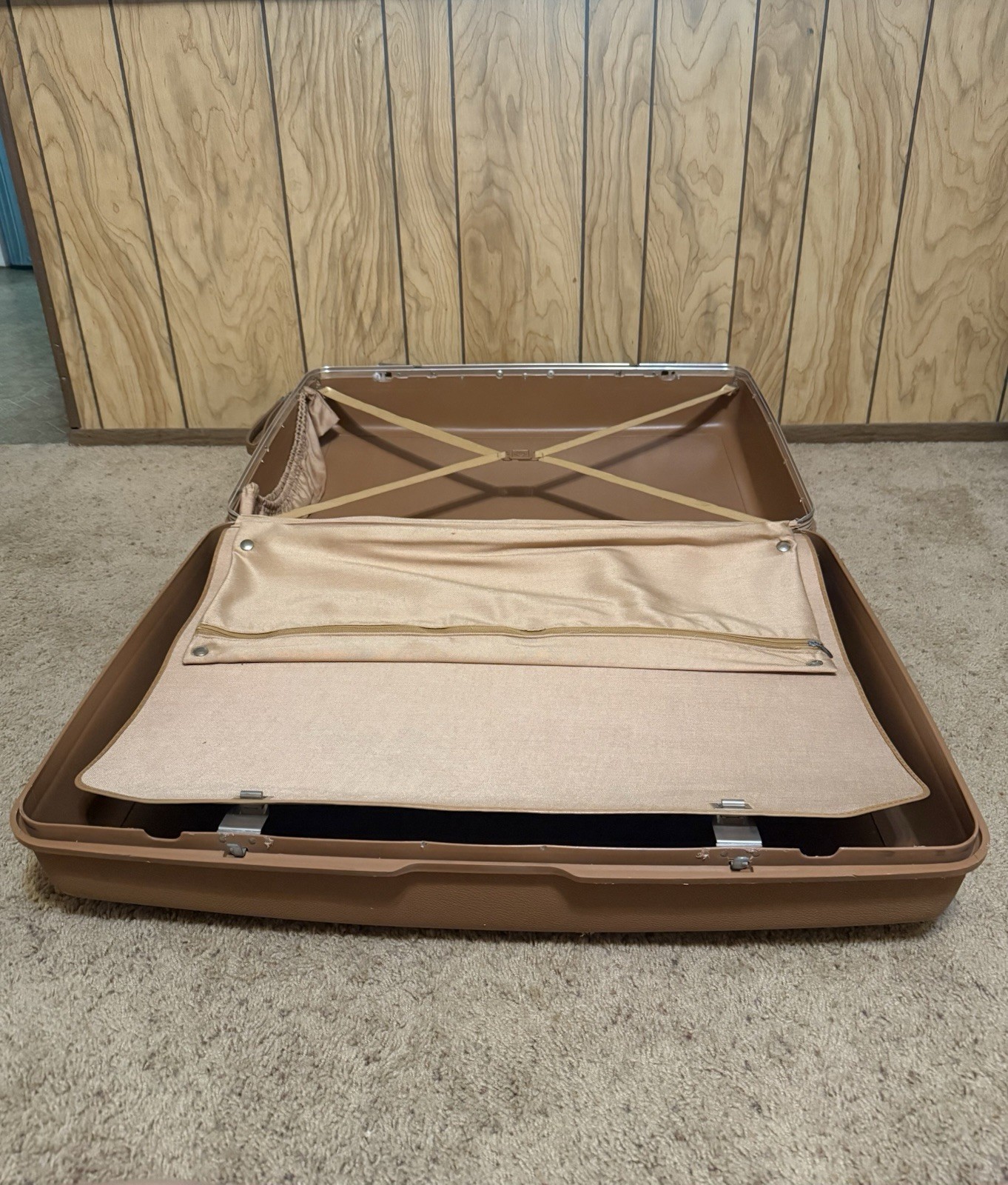 1970s Vintage Tan Samsonite Concord Hard Shell Suitcase 26x21x8