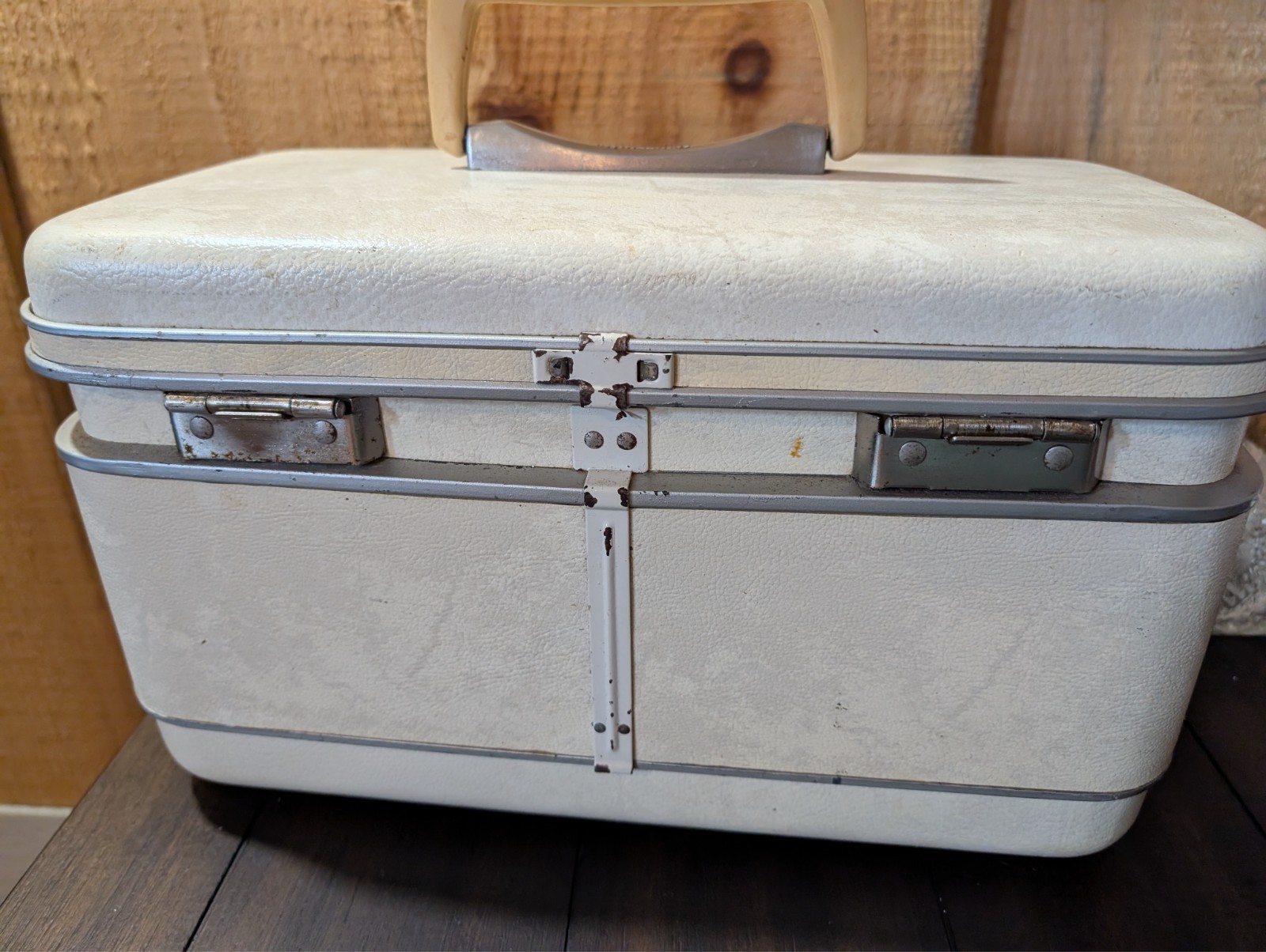 Vintage Samsonite Silhouette Train Case – Cream Marbled Vinyl with tray and keys