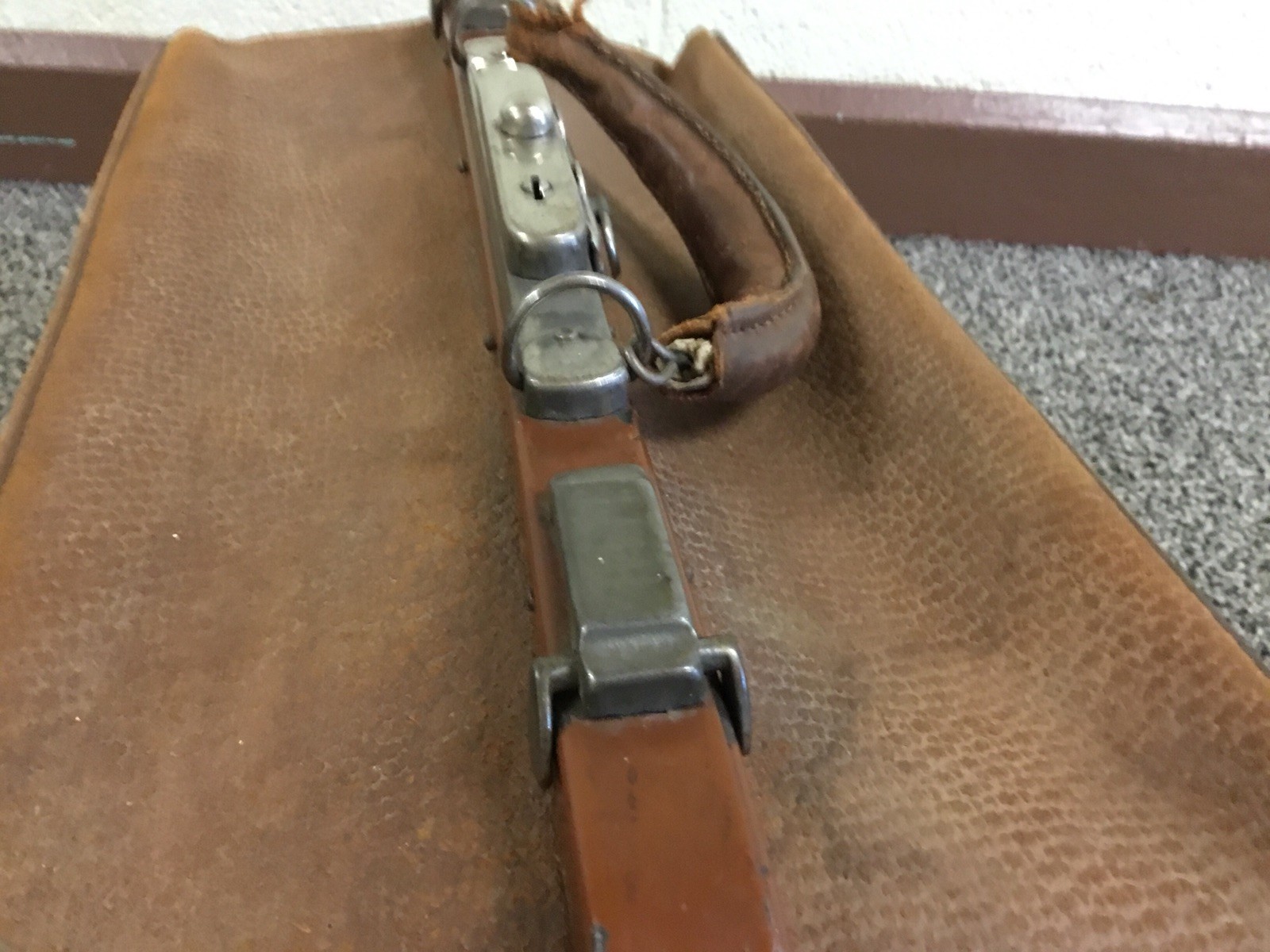 RARE ANTIQUE BROWN LEATHER SMALL DIVIDED SUITCASE UNUSUAL LATCH SYSTEM BEAUTIFUL