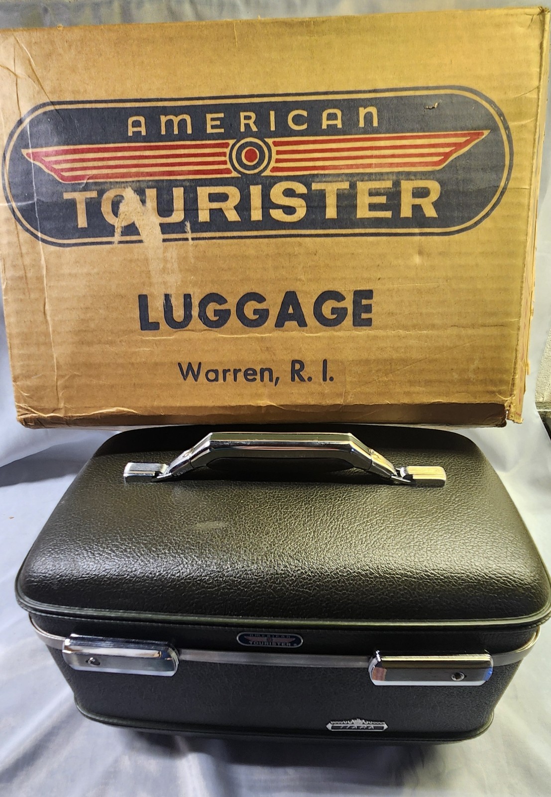 VINTAGE AMERICAN TOURISTER TIARA DARK GREY COSMETIC OVERNIGHT LUGGAGE I.O.B.!