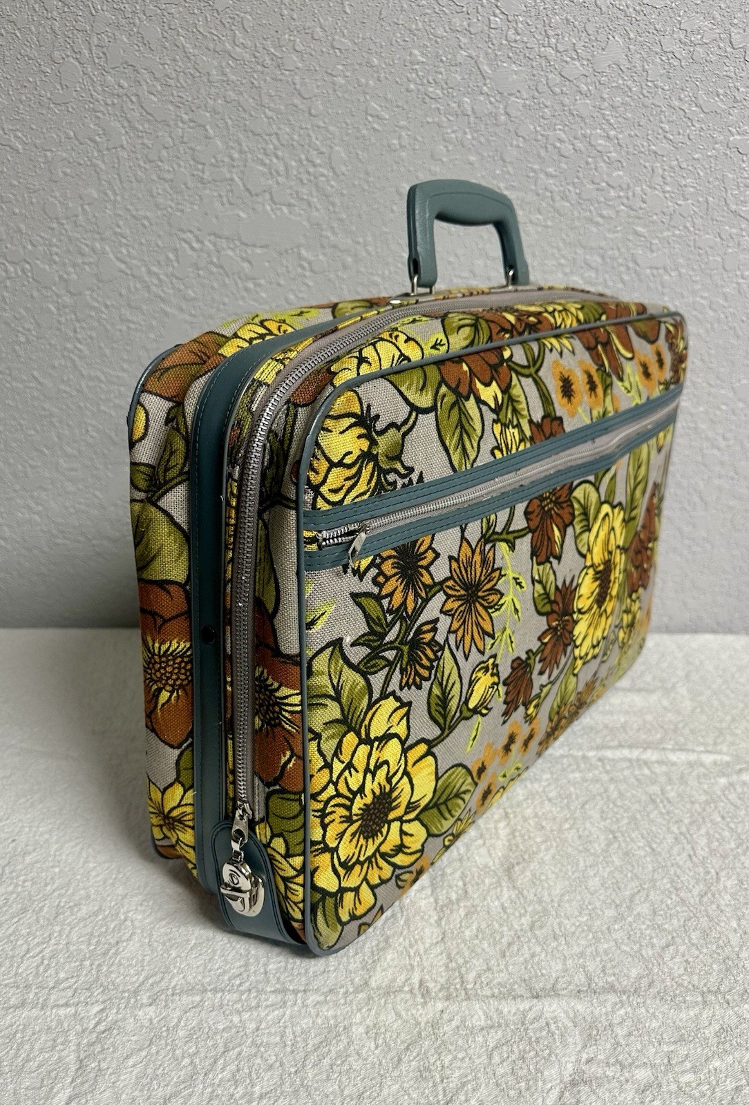 Vintage 1960’s Bantam Travelware Flower Power Suitcase