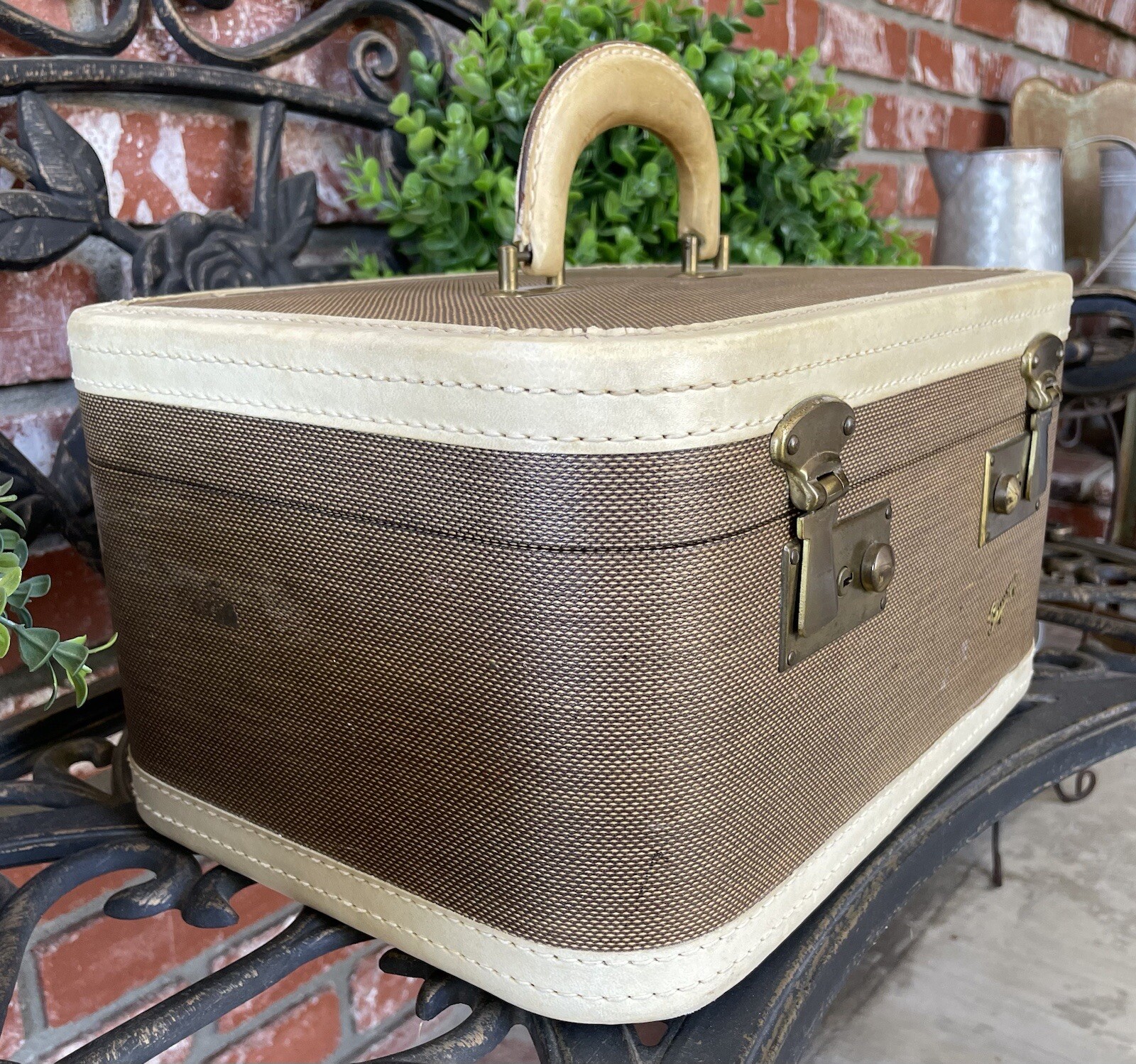 Vintage Skyway Train Case; Tweed/Beige Trim; Burgundy Satin/Tan Int; Mirror/Key