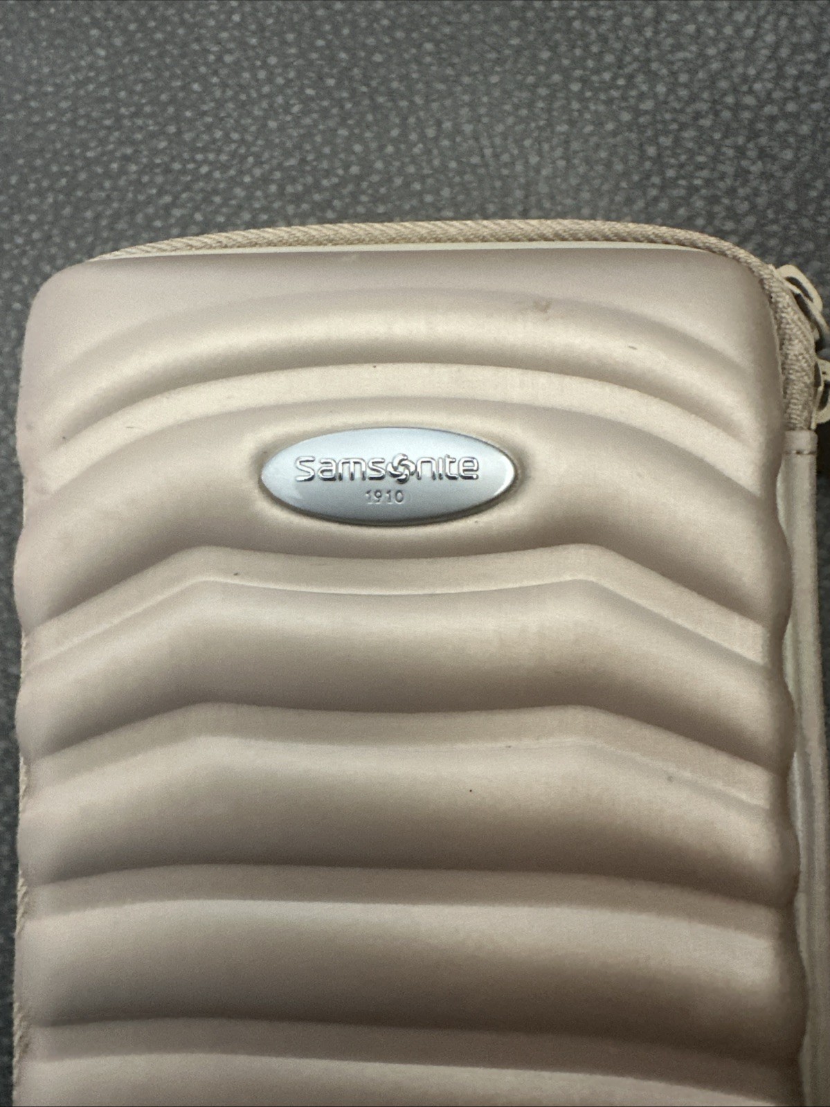 Samsonite champagne gold travel Taupe Ribbed Hard Shell Case Airline U16