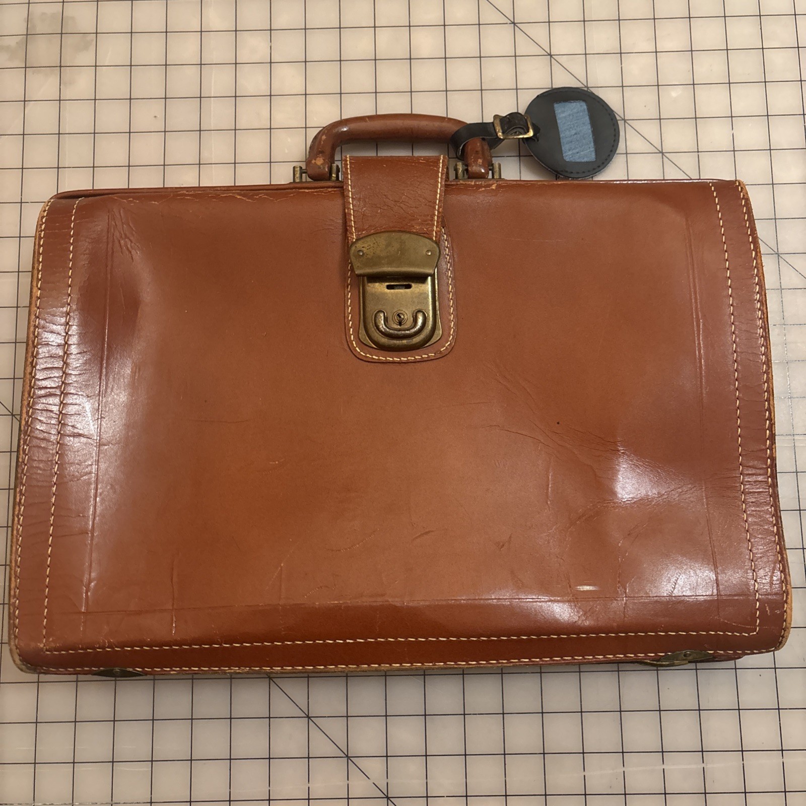 Vtg AMERICAN TANNERS Top Grain Cowhide Leather Briefcase Satchel Brass Latch USA