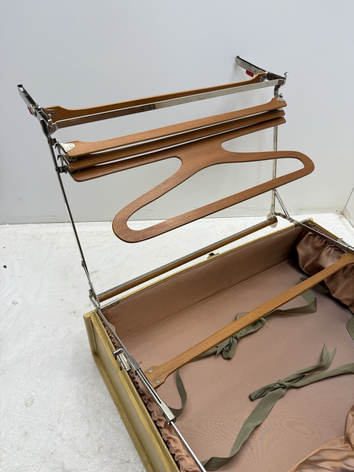 Rare Oshkosh Suitcase With Wooden Hangers, Key & Suitcase Cover 23”x18”X8”