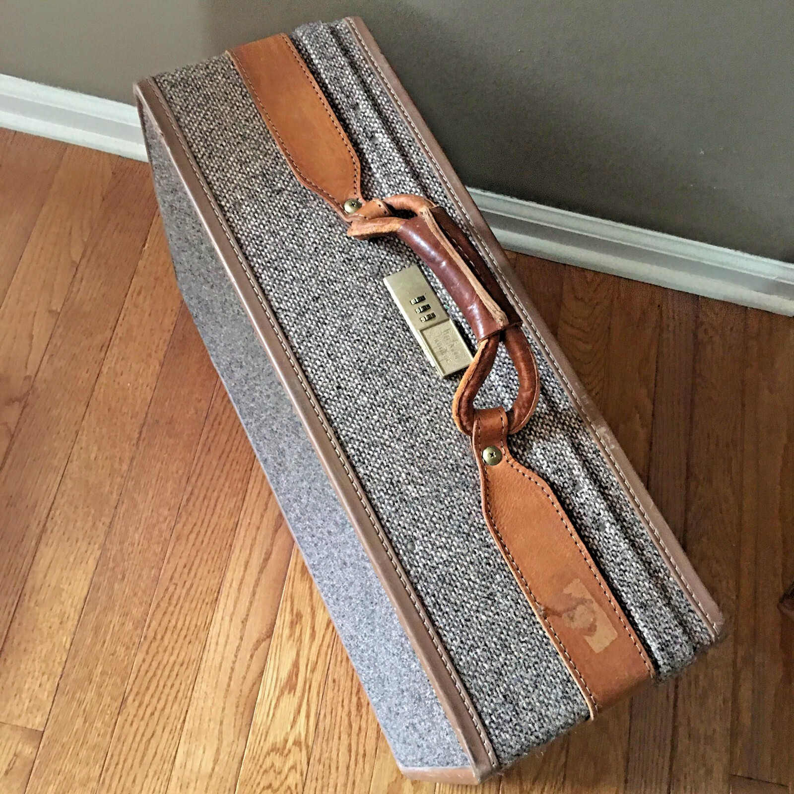 Vintage Hartmann Tweed Luggage Suitcase Brown Leather Handle Toile Lining 21″L