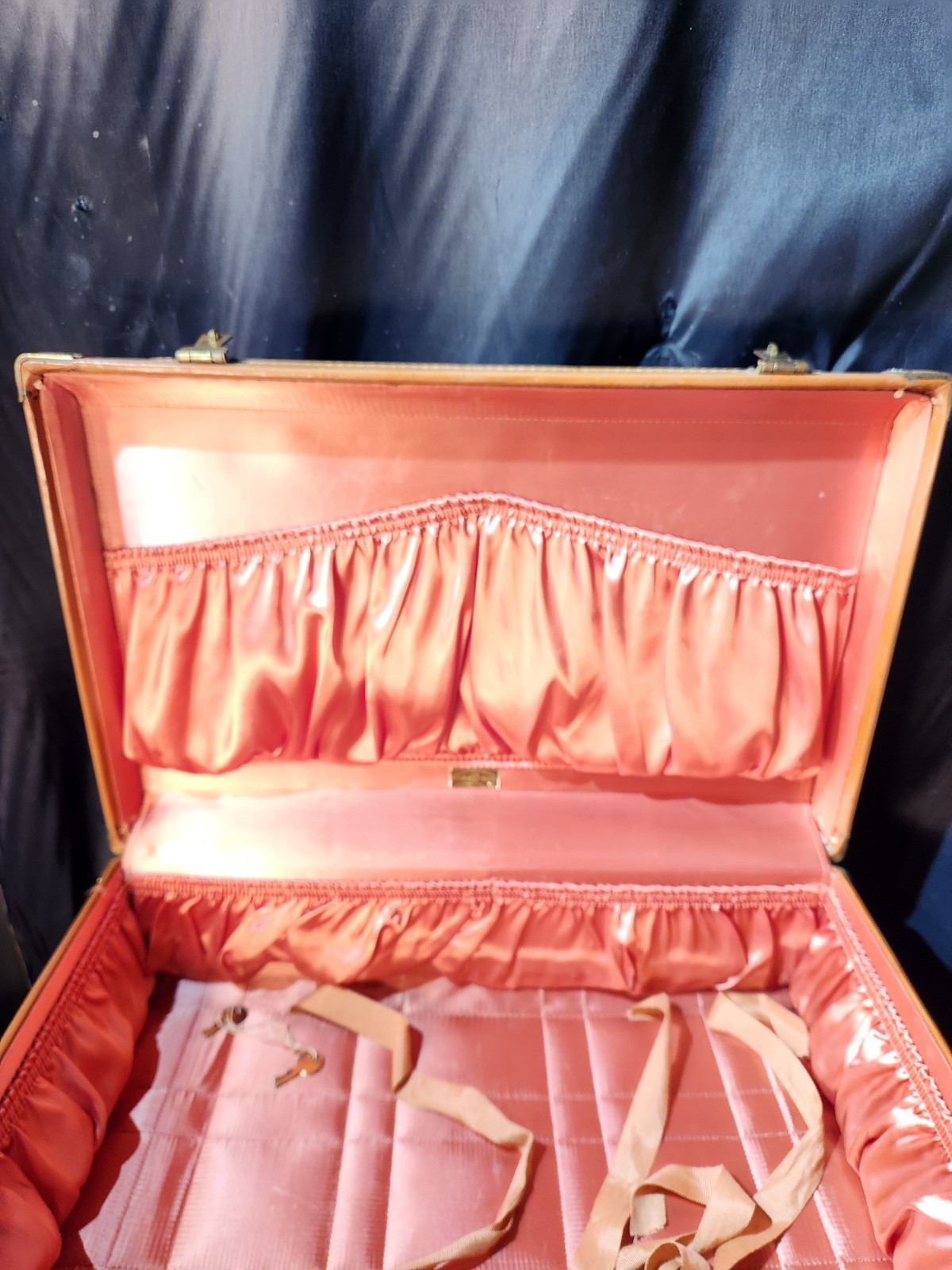 Vintage Superlite Top Grain Cowhide Suitcase 21″L x 13″H x 6″W with Keys