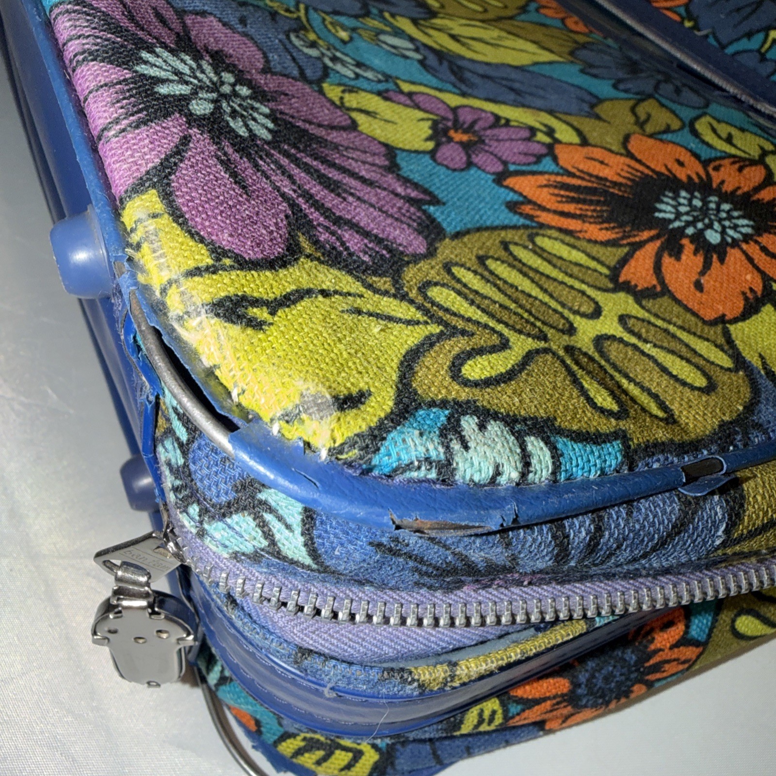 VTG 1960’s “Bantam Travelware” Multi Color MOD Floral Pattern Suitcase