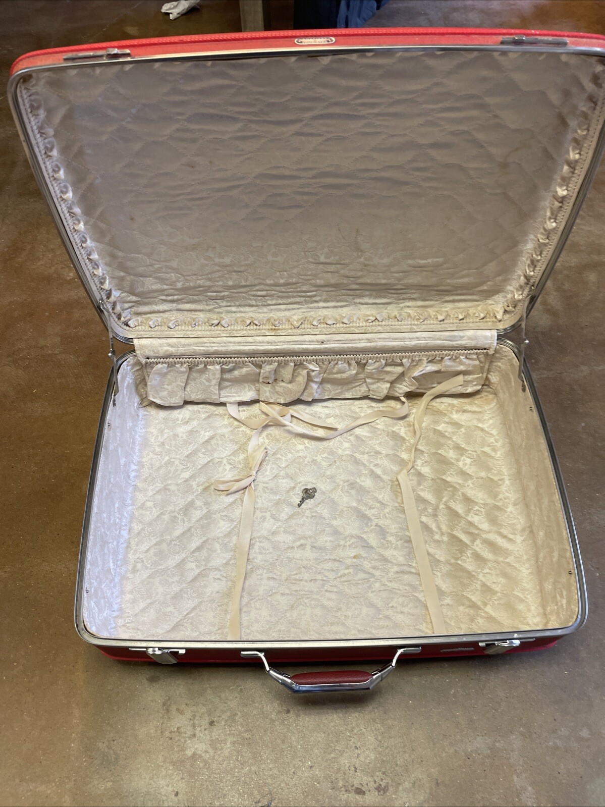 Vintage American Tourister Red Hard Suitcase 27x20x9 , 1933-1962 Art Deco Logo