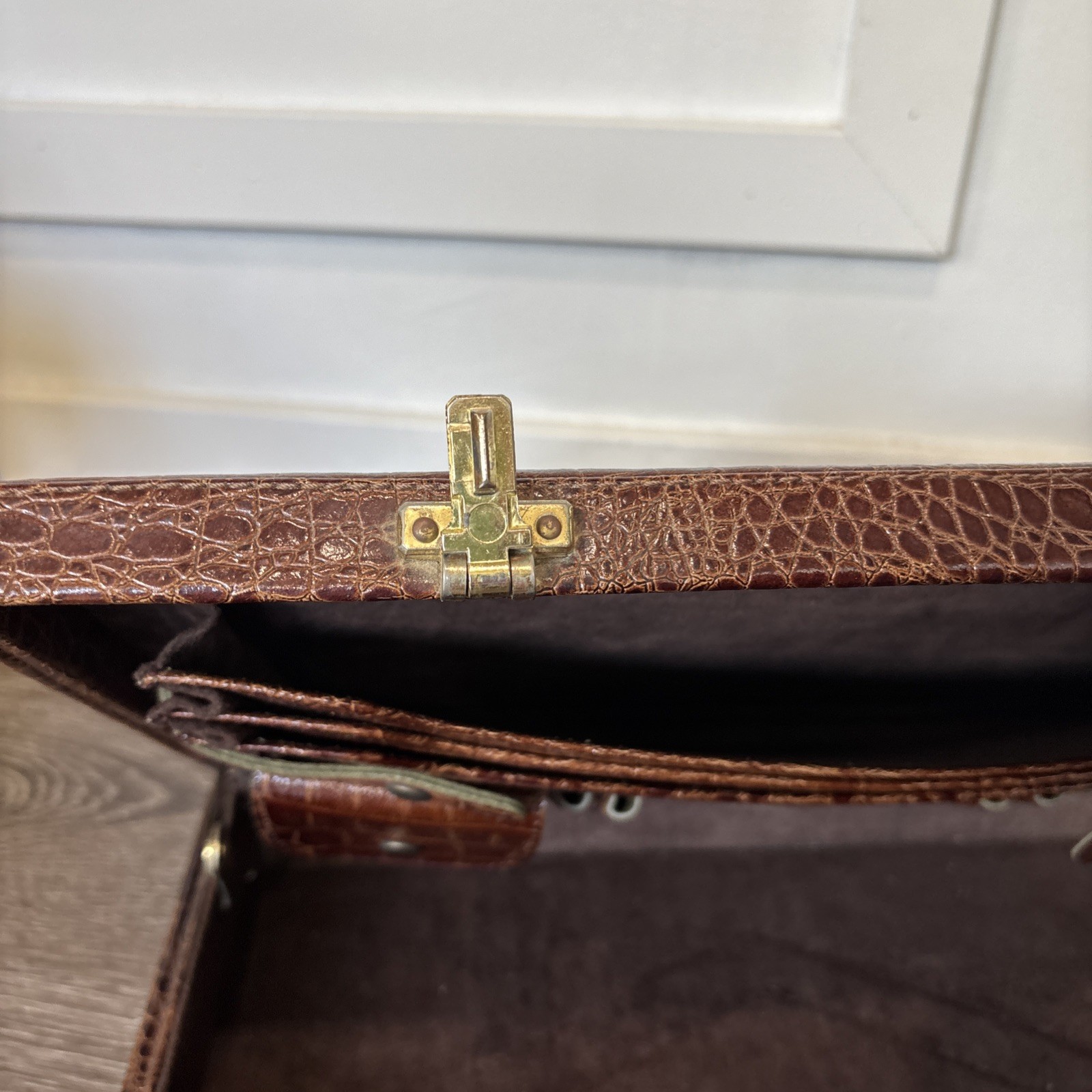 Vintage Antique Alligator Leather Suitcase Unique Steampunk Timeless 17”x11”x3”