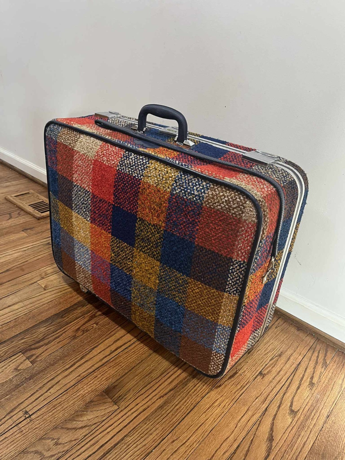 Vintage Skyway Plaid Tweed Wheeled 24″ Suitcase Luggage Combination Lock