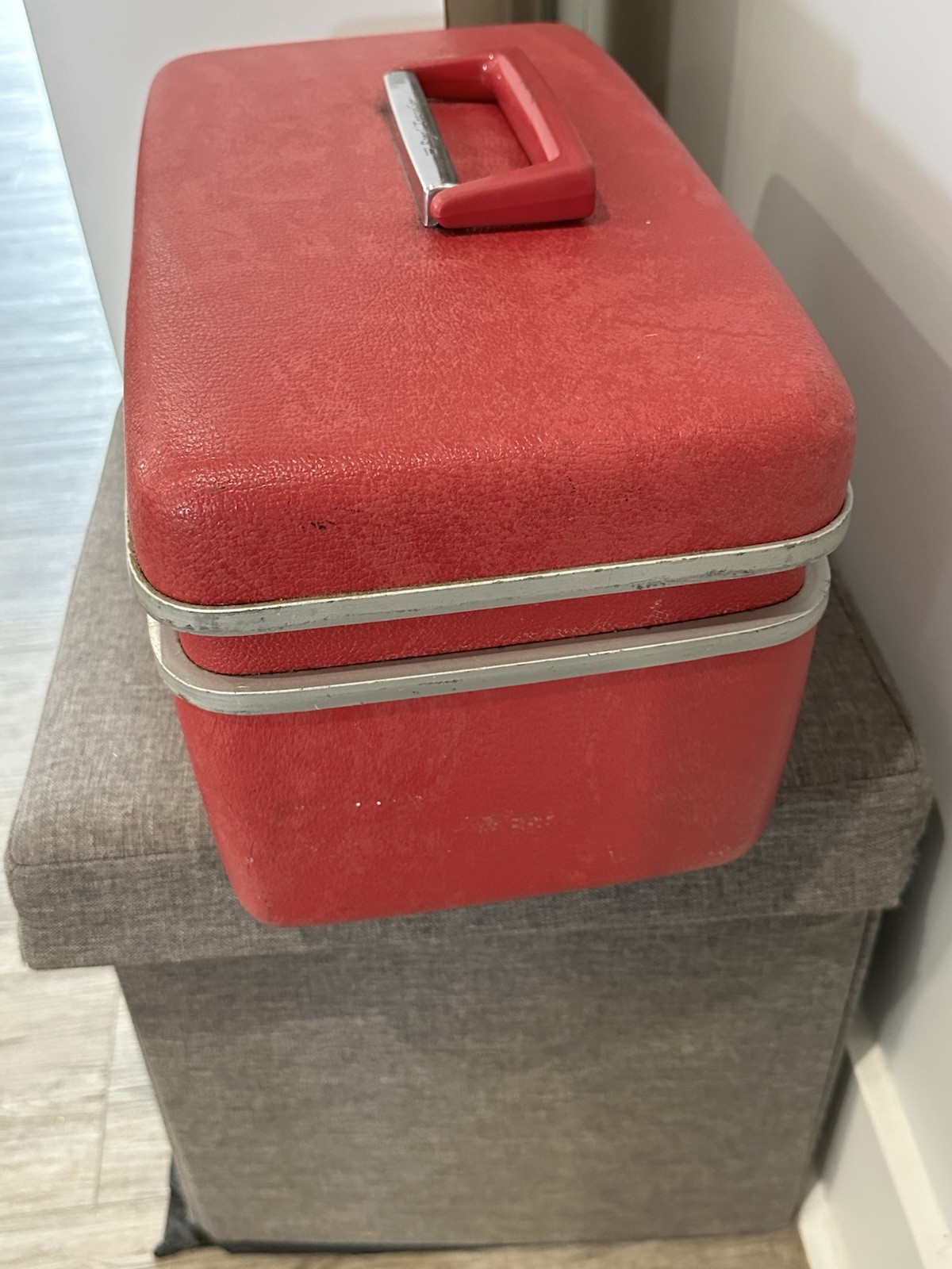 Vintage SAMSONITE Royal Traveler Medalist Red