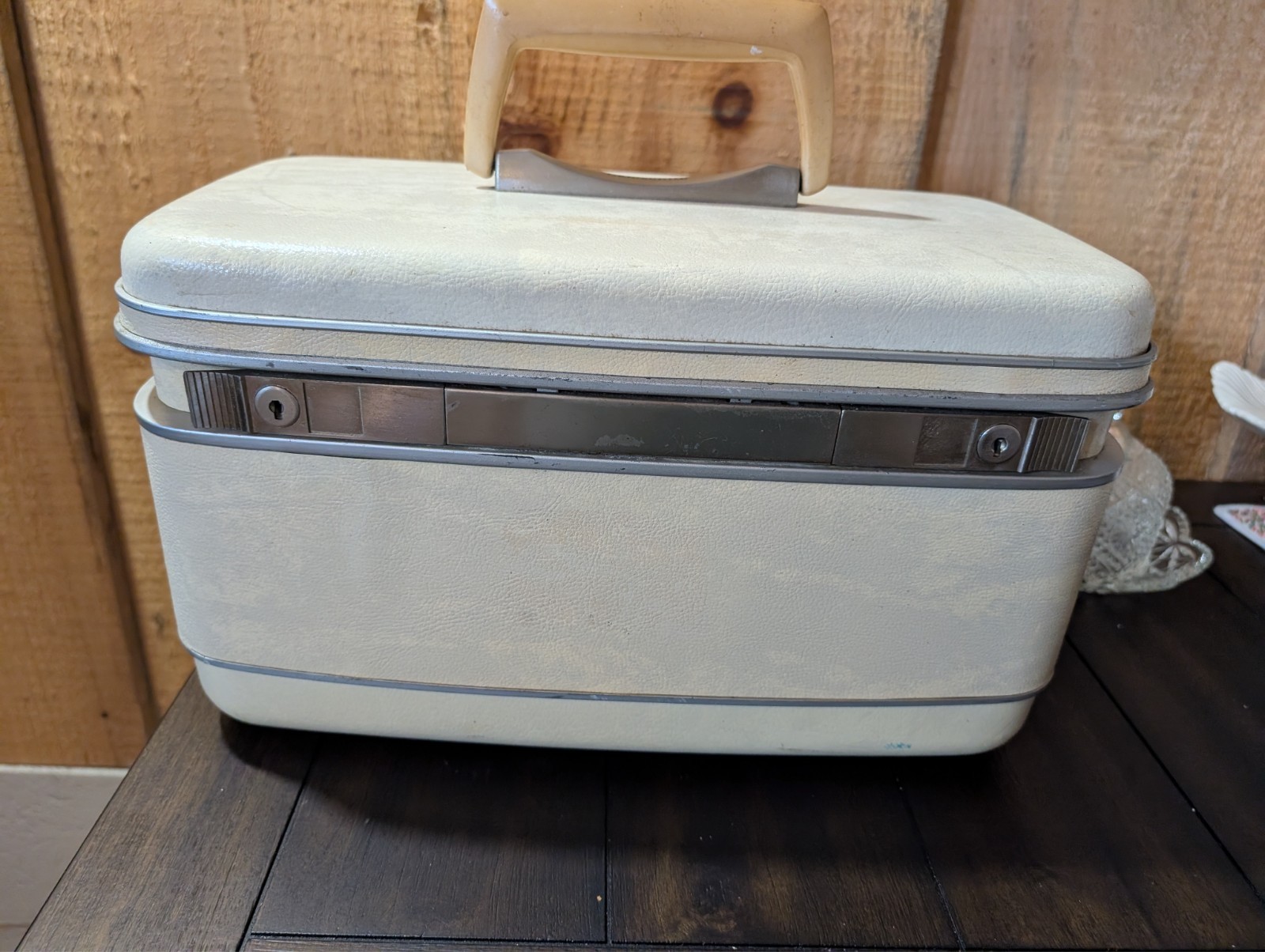 Vintage Samsonite Silhouette Train Case – Cream Marbled Vinyl with tray and keys