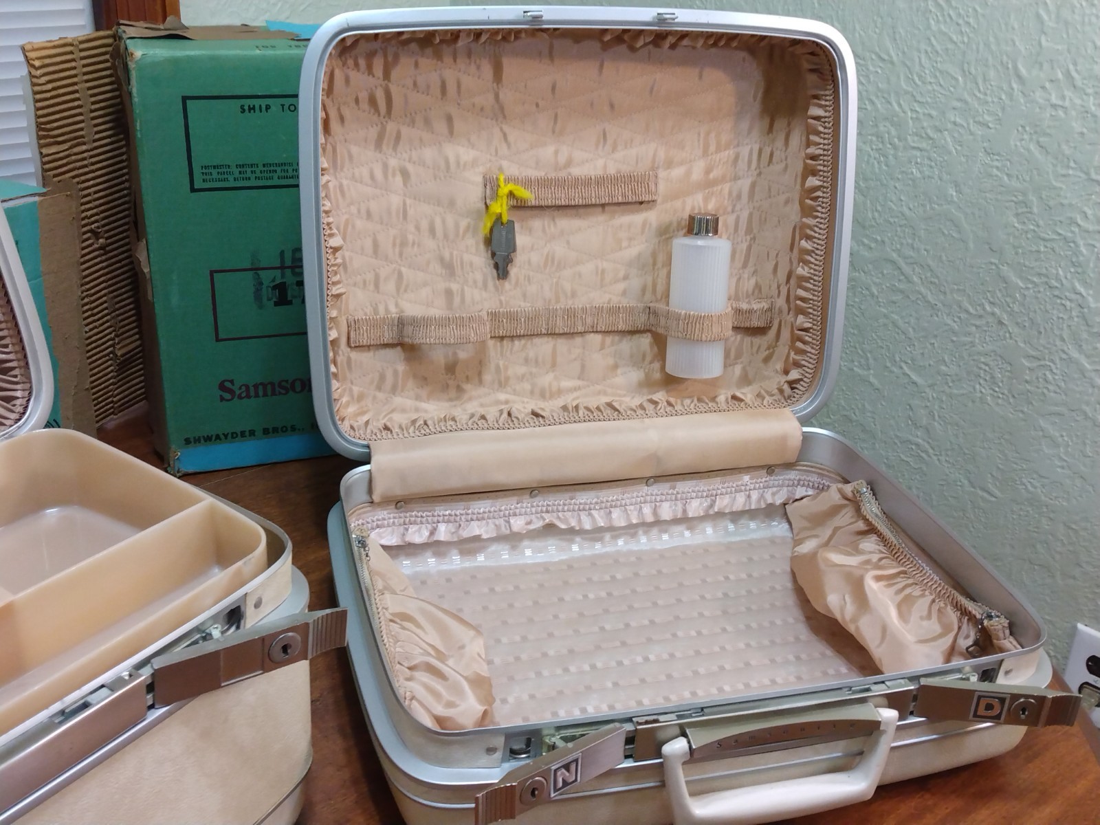 VTG Off White SAMSONITE SHILOUETTE LUGGAGE SET w Keys Beauty Vanity Train Case