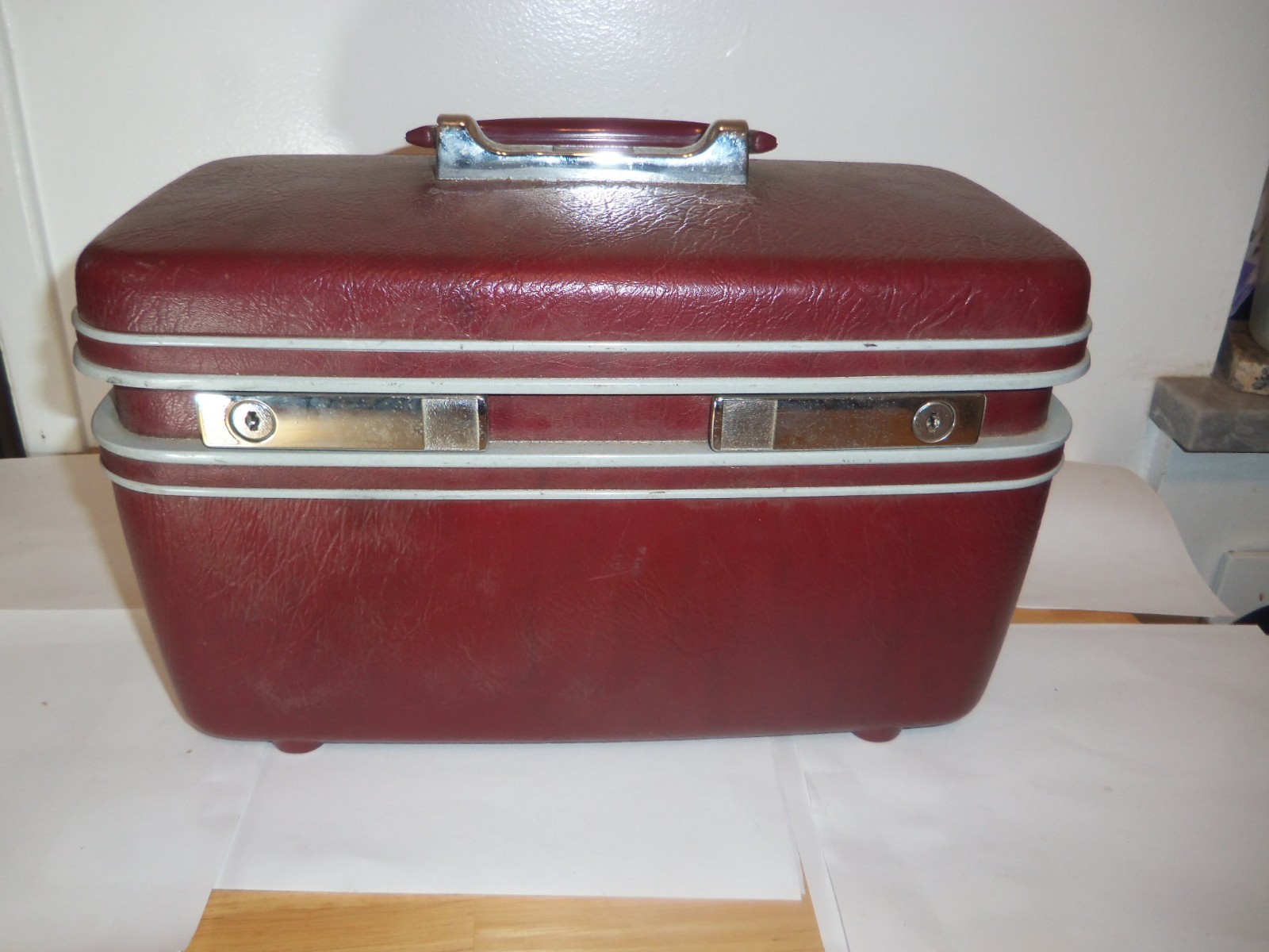 VTG Samsonite Train Case Burgundy Makeup Case Hard Shell Travel Vanity USA